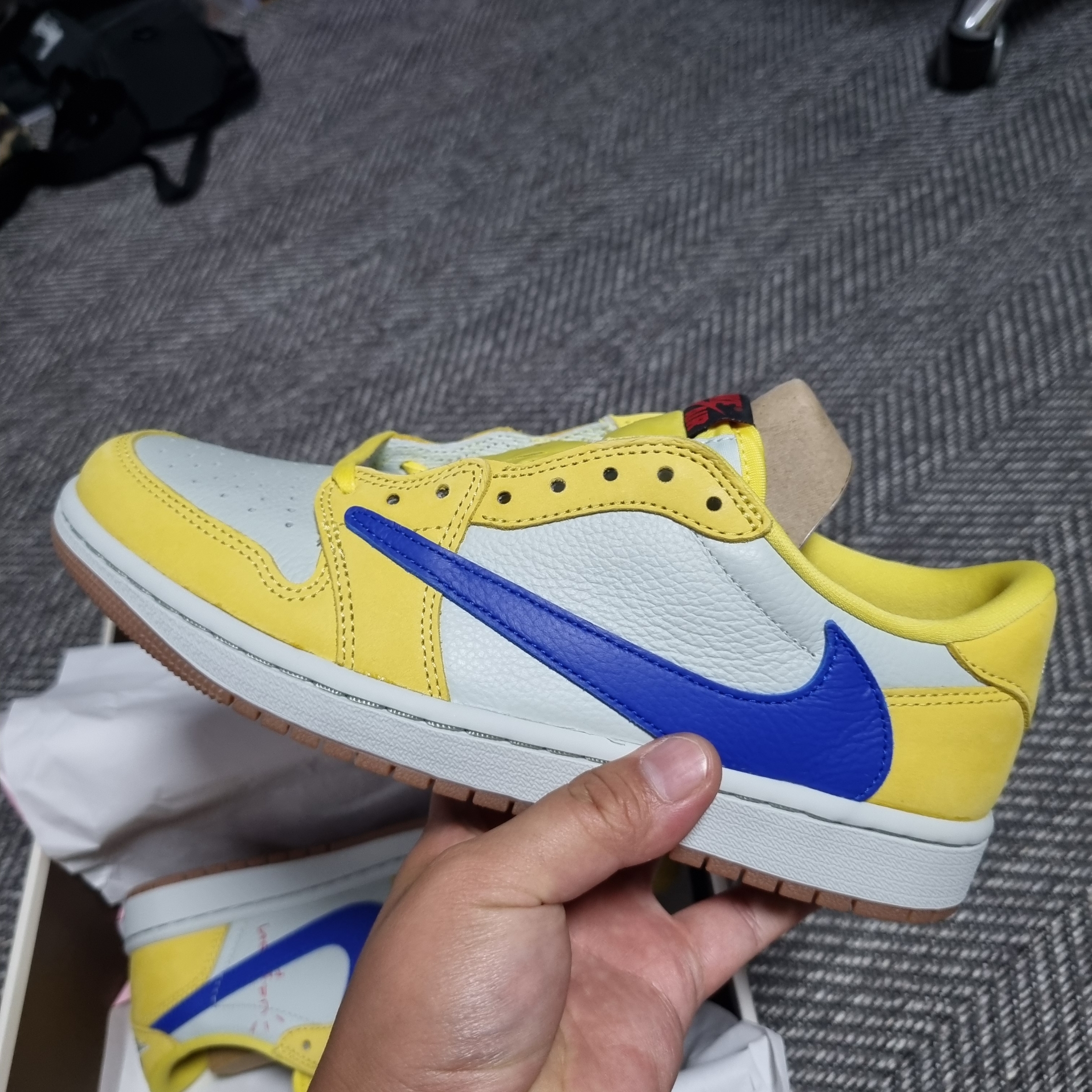 (W) Jordan 1 x Travis Scott Retro Low OG SP Canary 착용 스타일 - 1