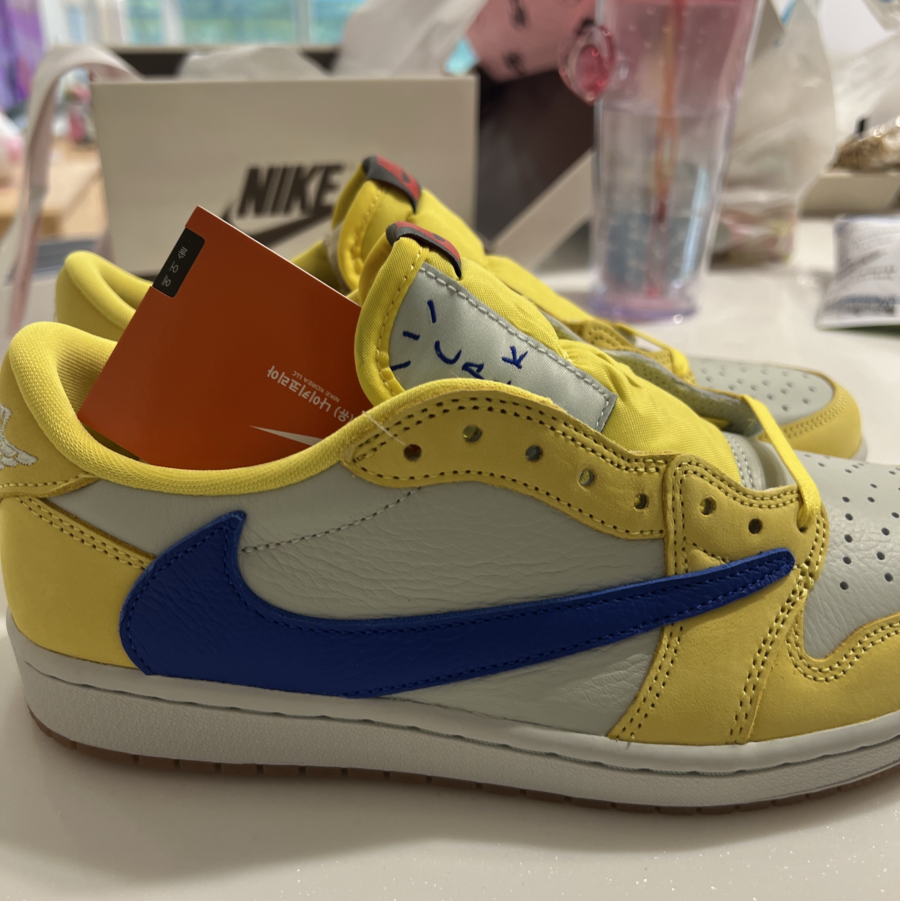 (W) Jordan 1 x Travis Scott Retro Low OG SP Canary 착용 스타일 - 2