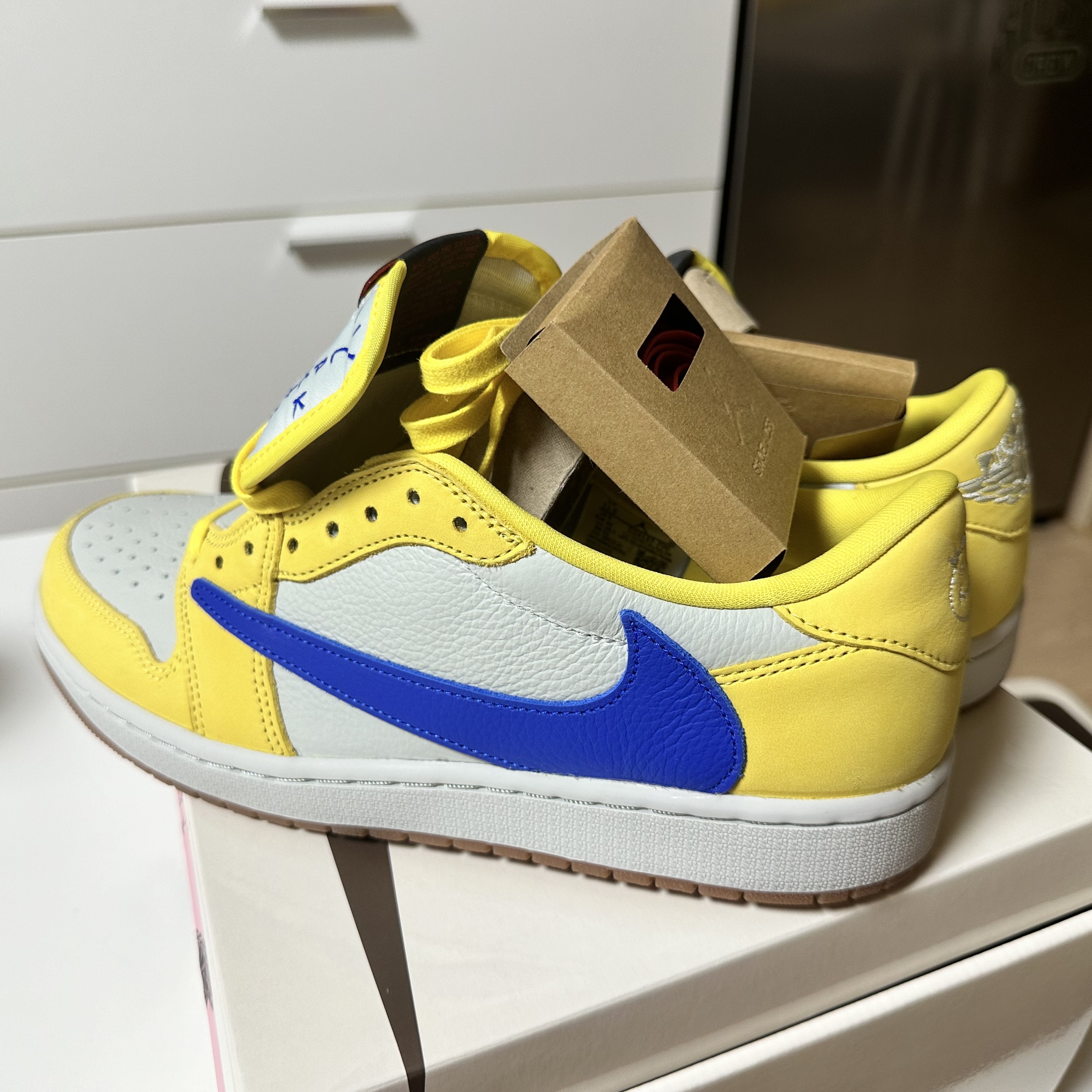 (W) Jordan 1 x Travis Scott Retro Low OG SP Canary 착용 스타일 - 2
