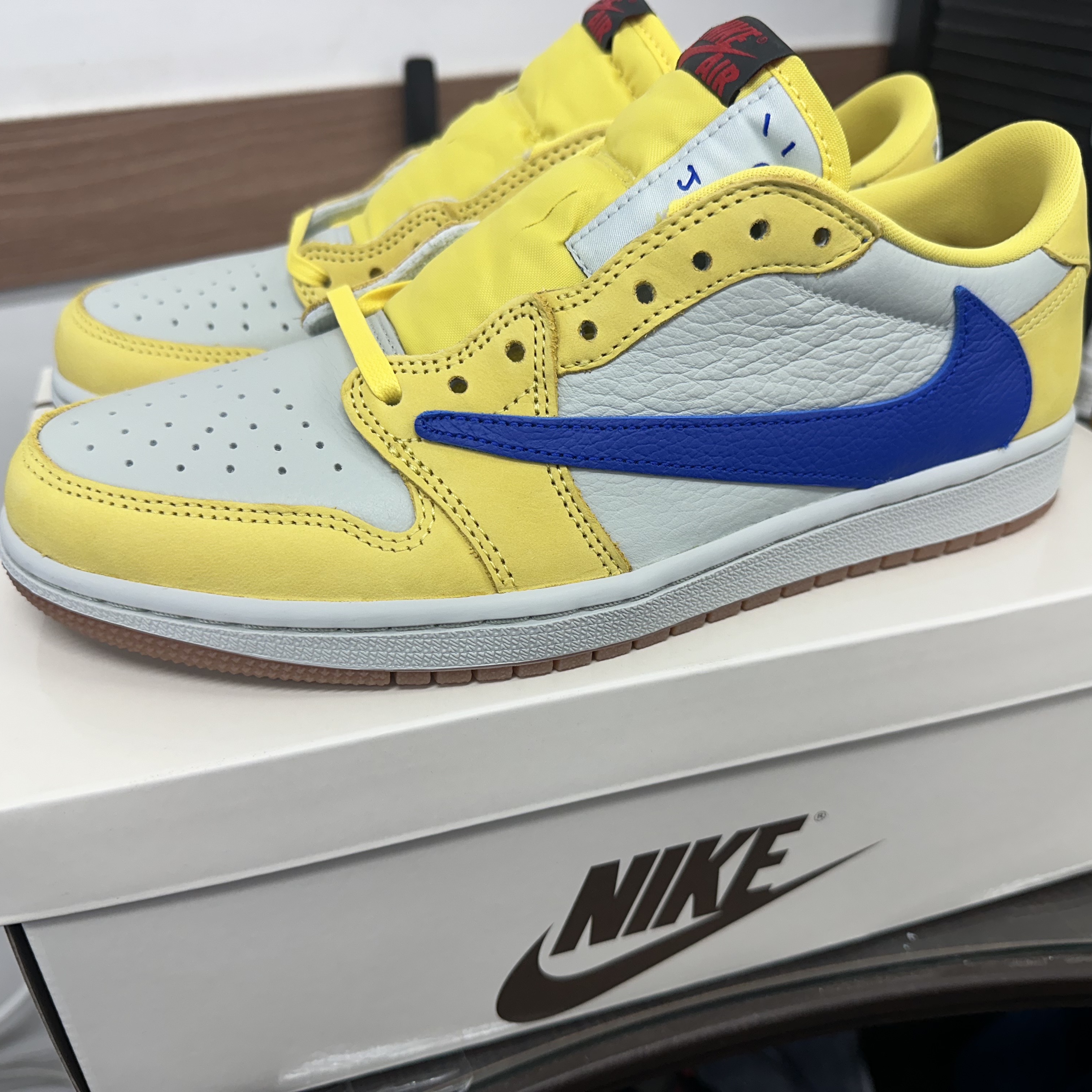 (W) Jordan 1 x Travis Scott Retro Low OG SP Canary 착용 스타일 - 1