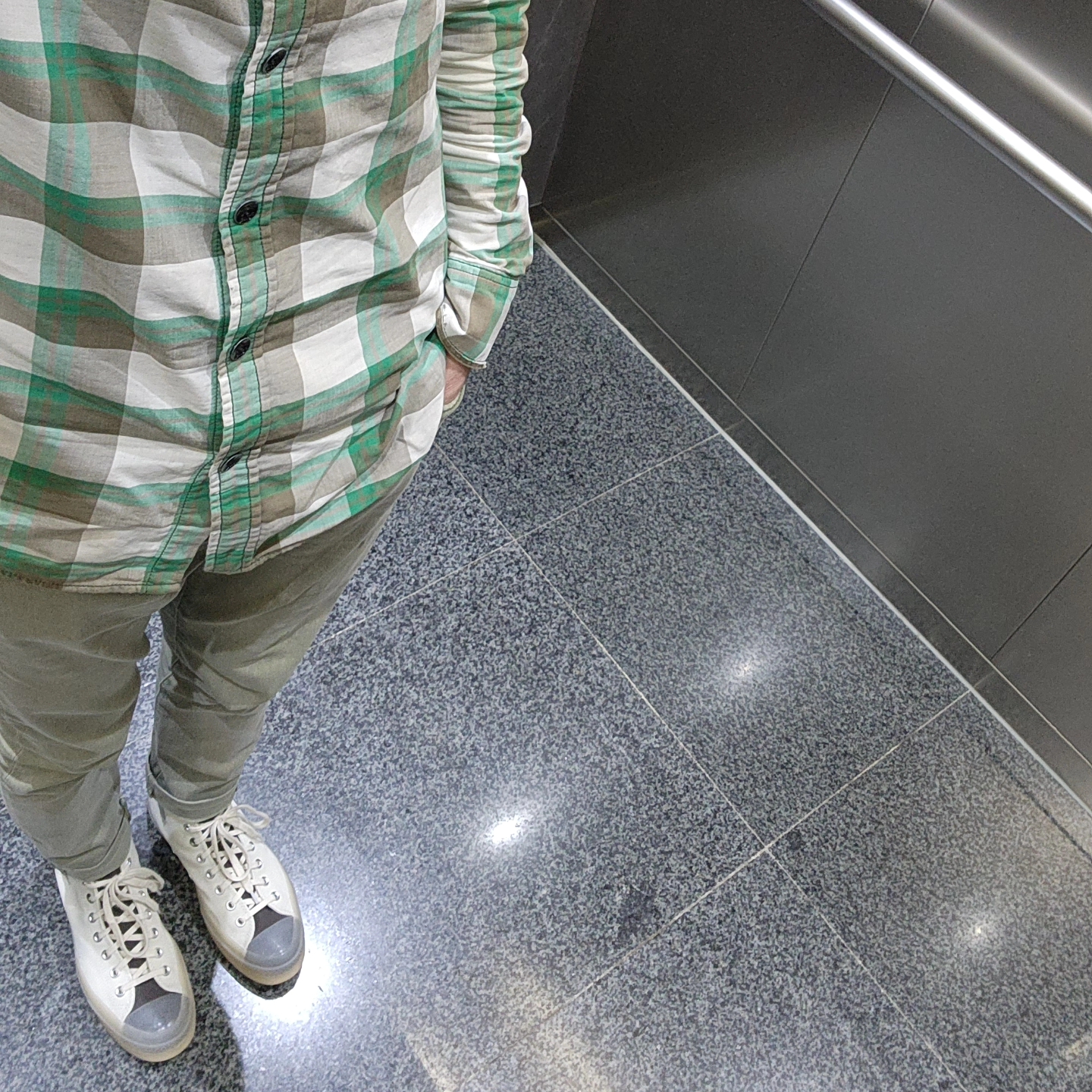 Converse x A-Cold-Wall Chuck 70 Hi Silver Birch 착용 스타일 - 1