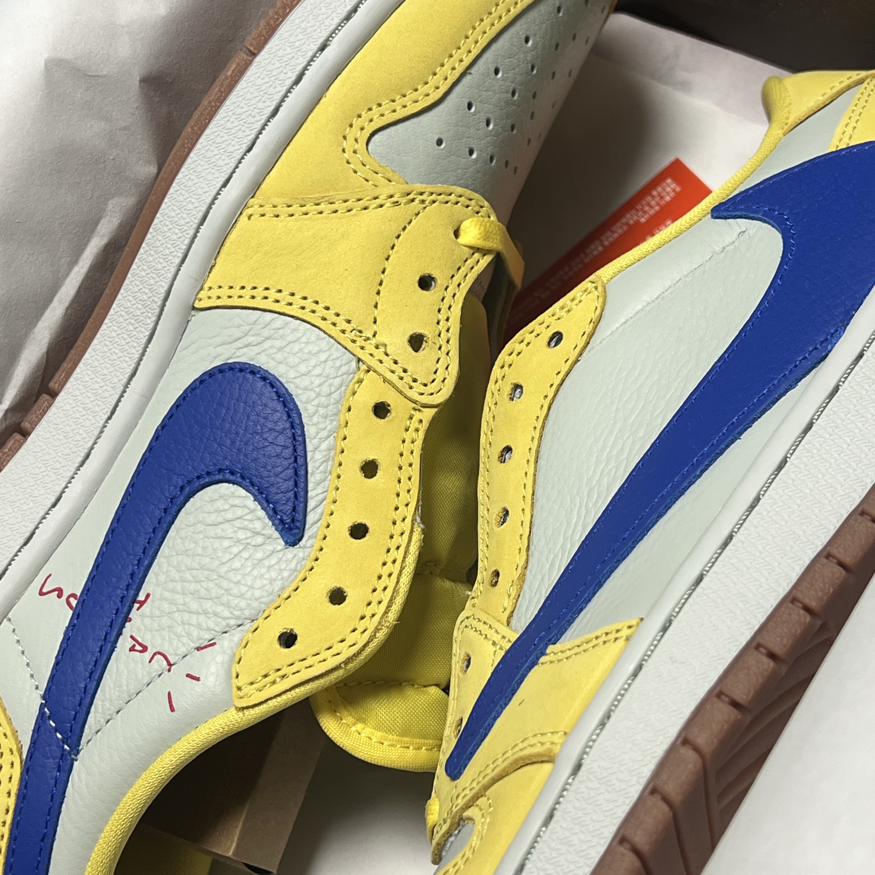 (W) Jordan 1 x Travis Scott Retro Low OG SP Canary 착용 스타일 - 1