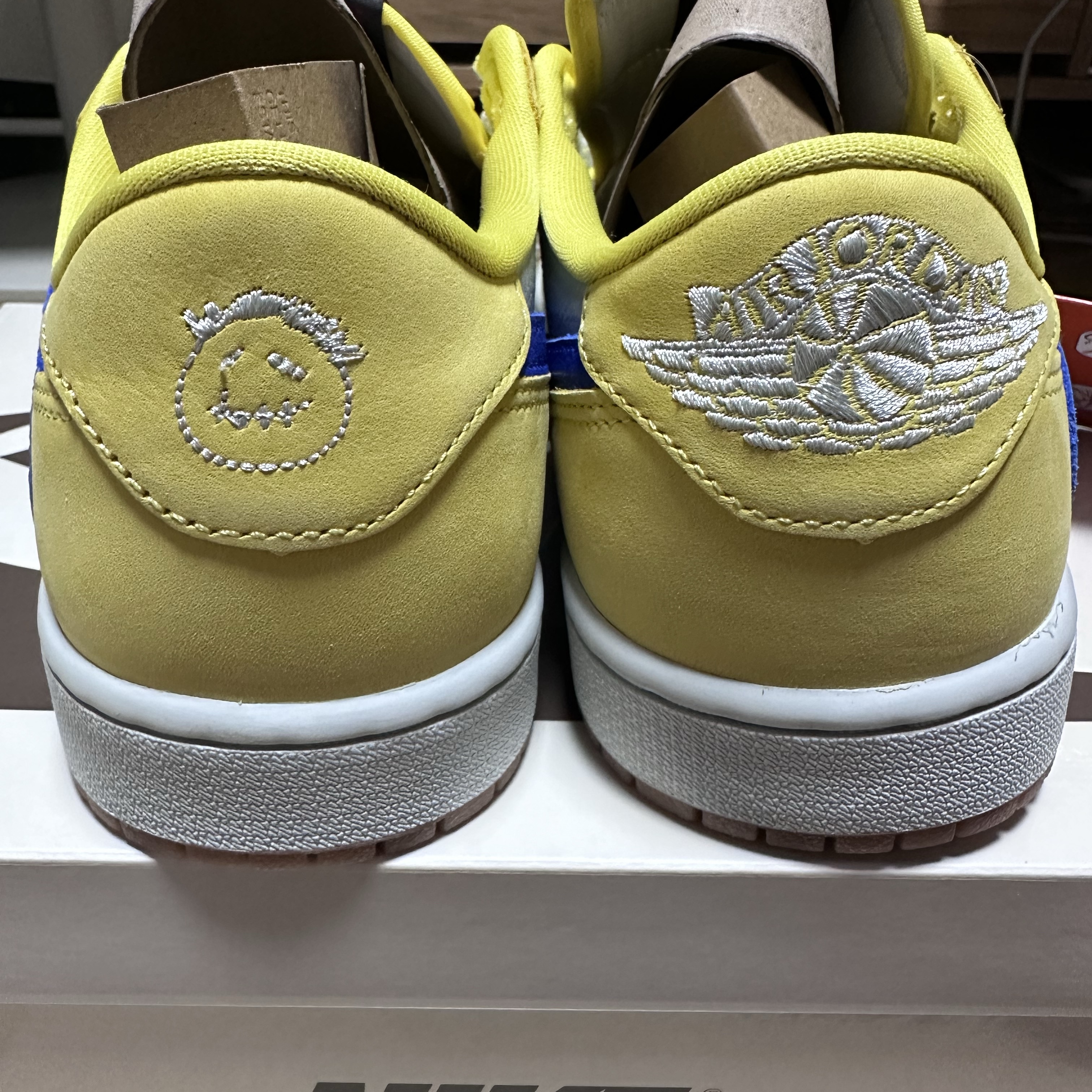 (W) Jordan 1 x Travis Scott Retro Low OG SP Canary 착용 스타일 - 3