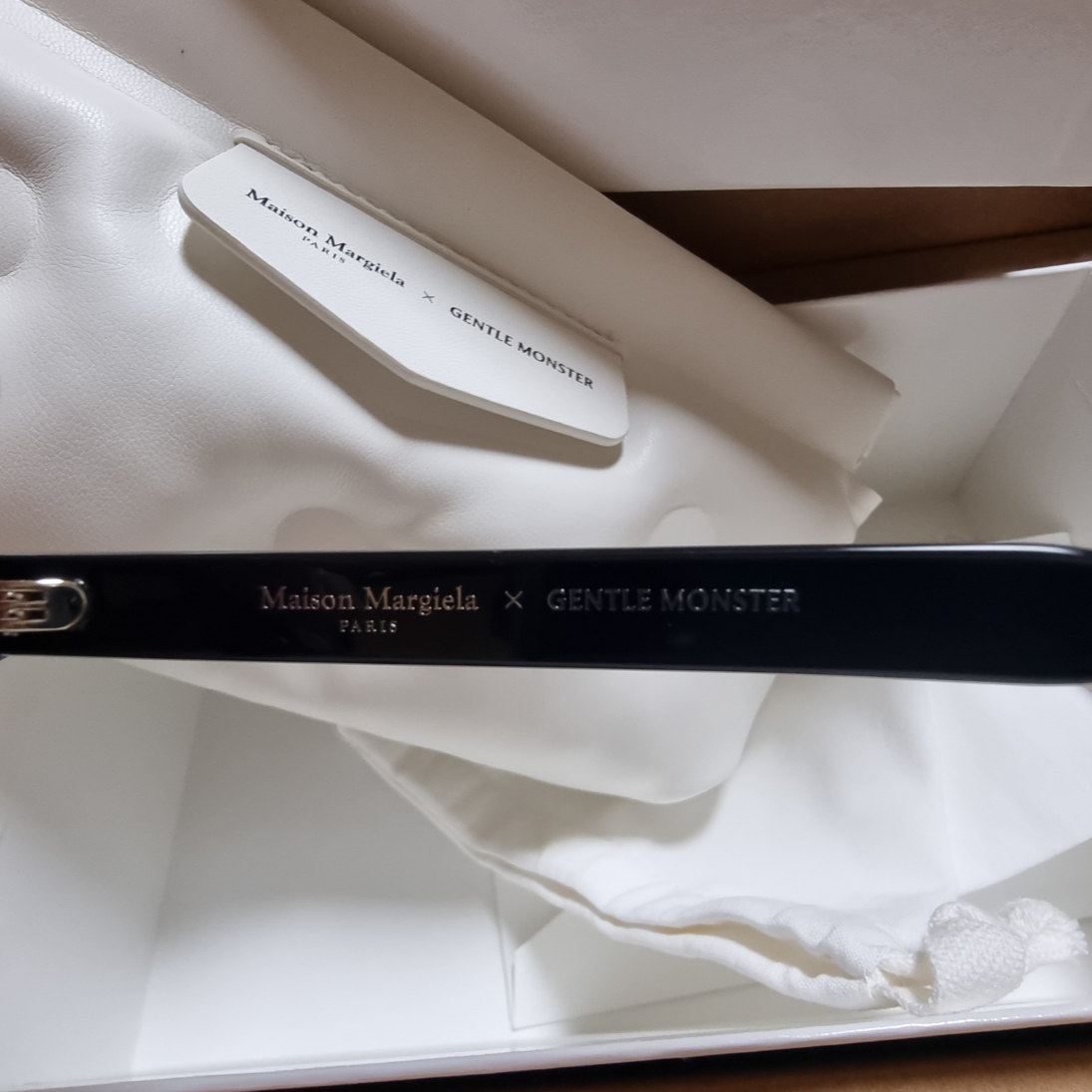Gentle Monster x Maison Margiela MM117 Black Clear 착용 스타일 - 2