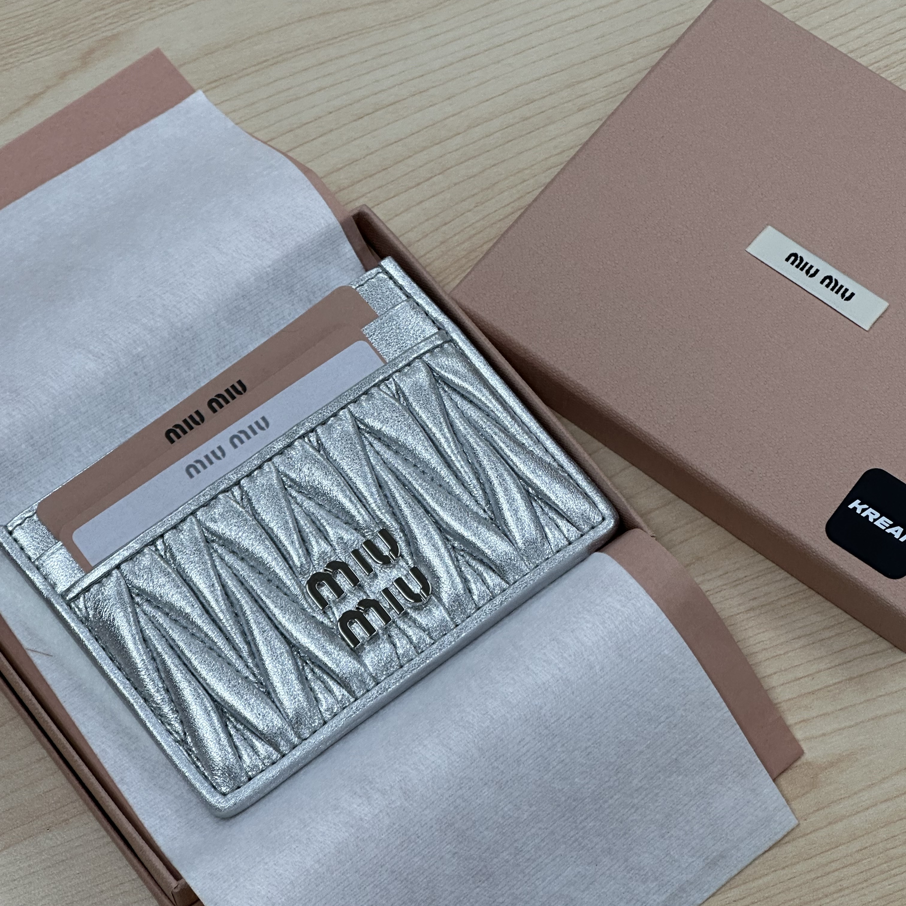 Miu Miu Matelasse Nappa Leather Card Holder Silver 착용 스타일