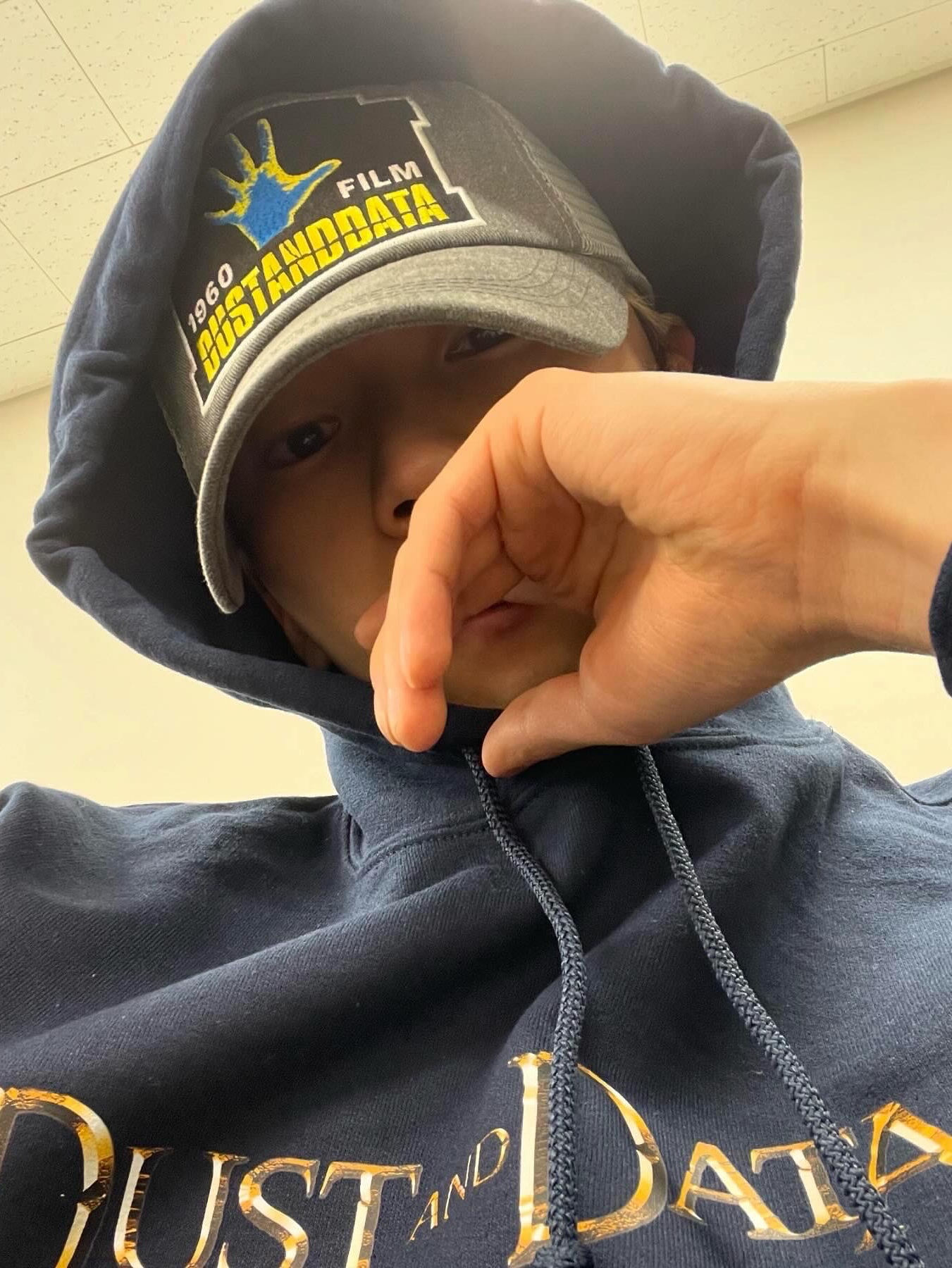 Dust and Data Psycho Hand Trucker Cap Grey 착용 스타일