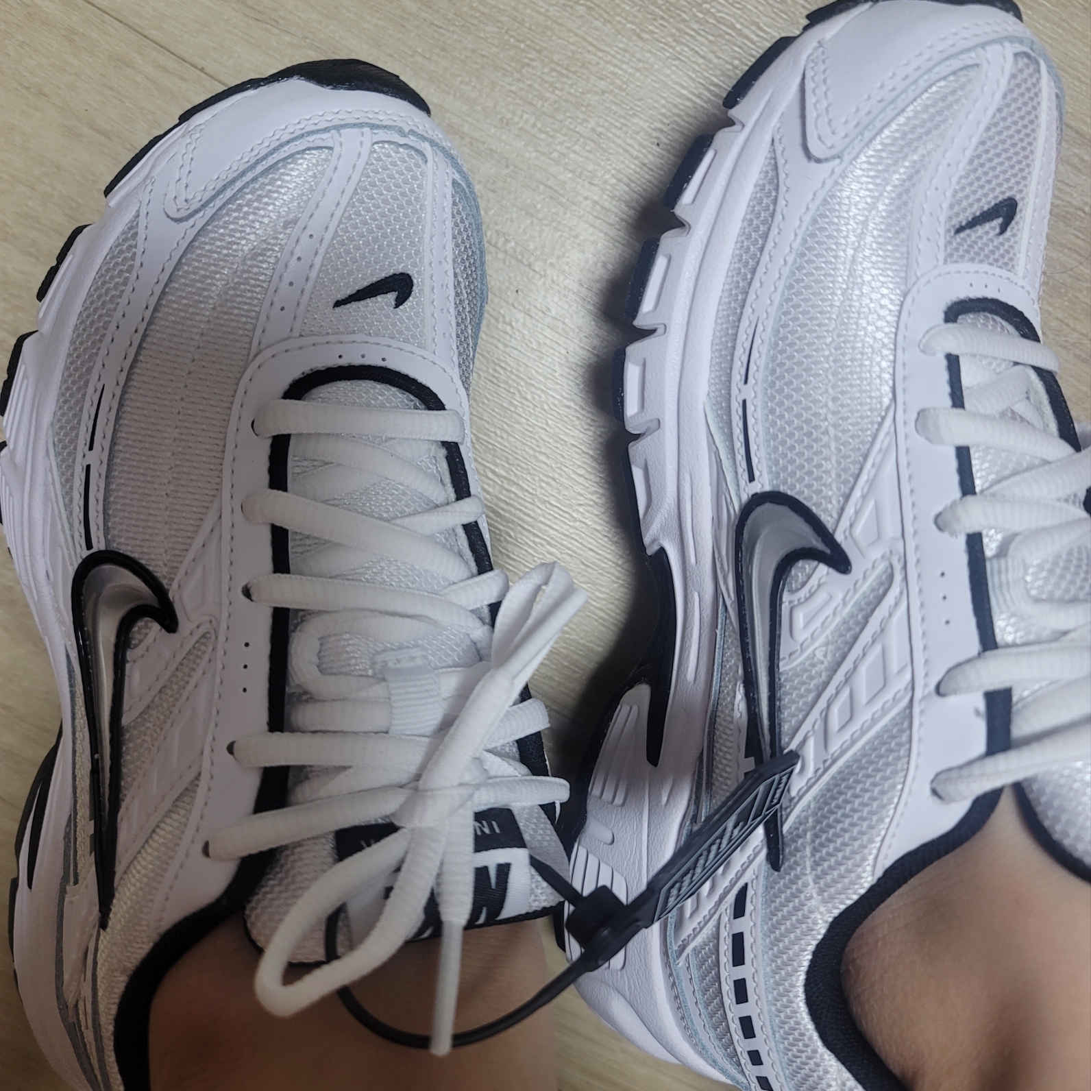 (W) Nike Initiator White Black 착용 스타일