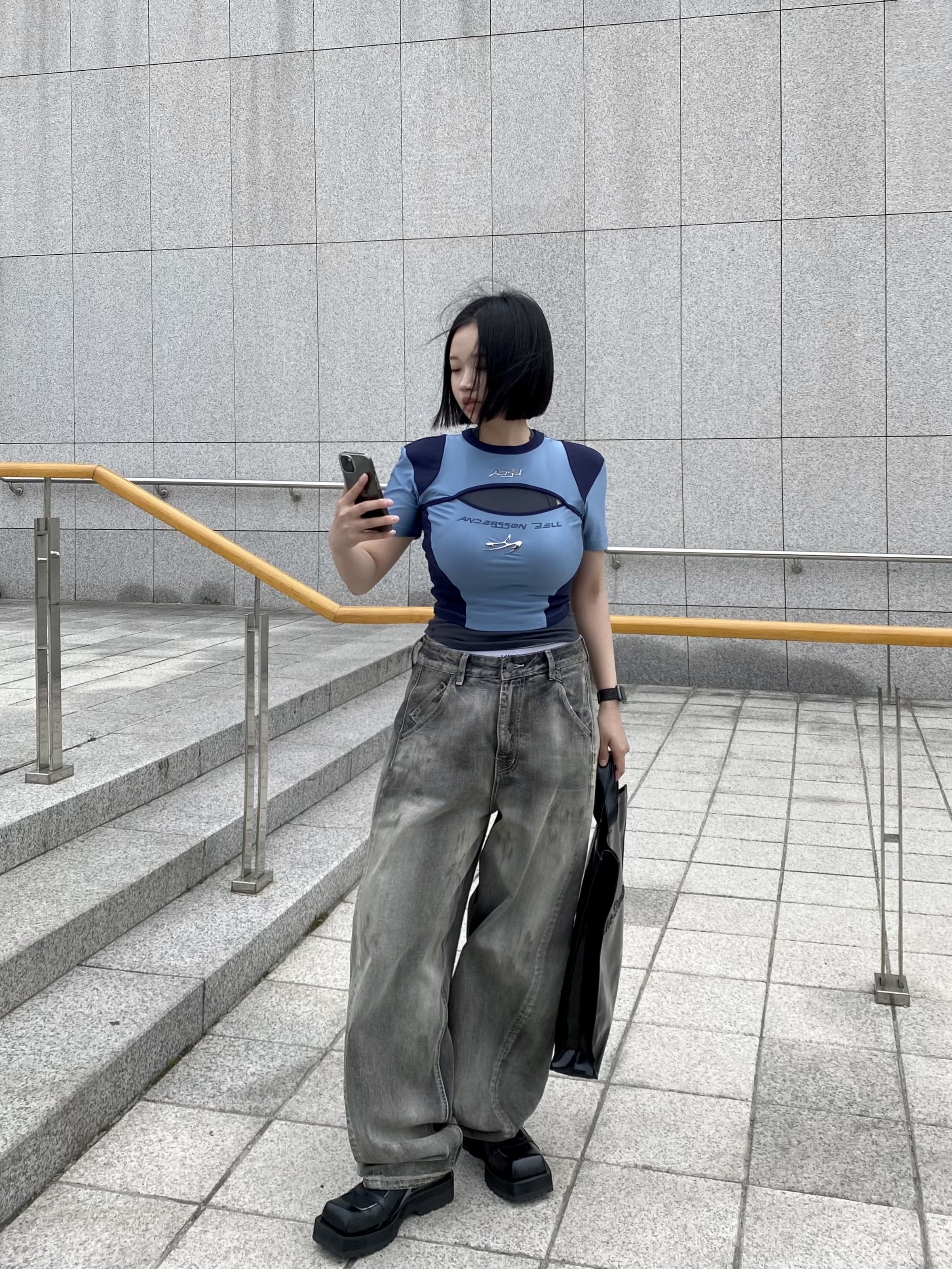 [KREAM 단독] ADSB Andersson Bell Women Essential Cut-Out Racing T-Shirts Blue 착용 스타일 - 1