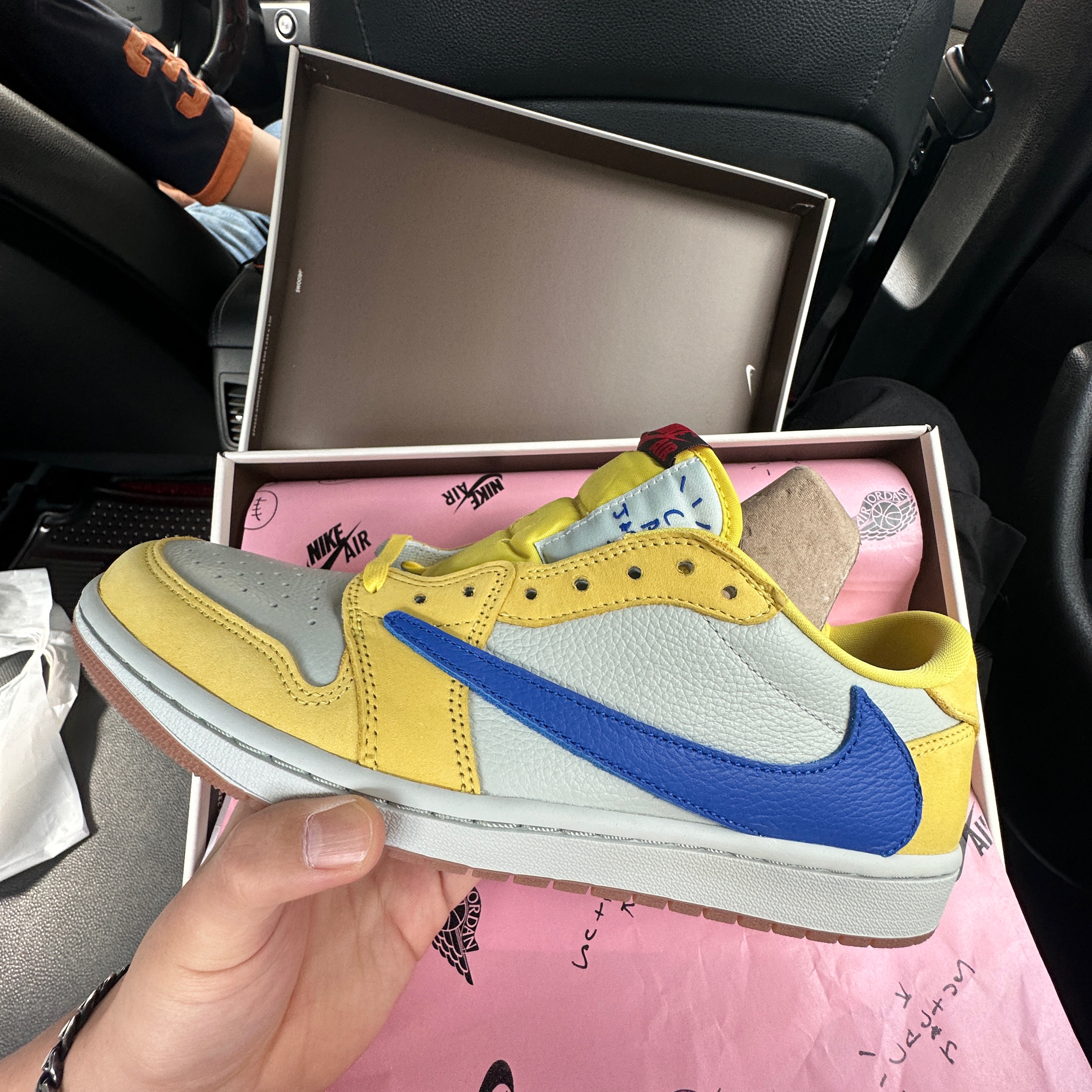 (W) Jordan 1 x Travis Scott Retro Low OG SP Canary 착용 스타일 - 1
