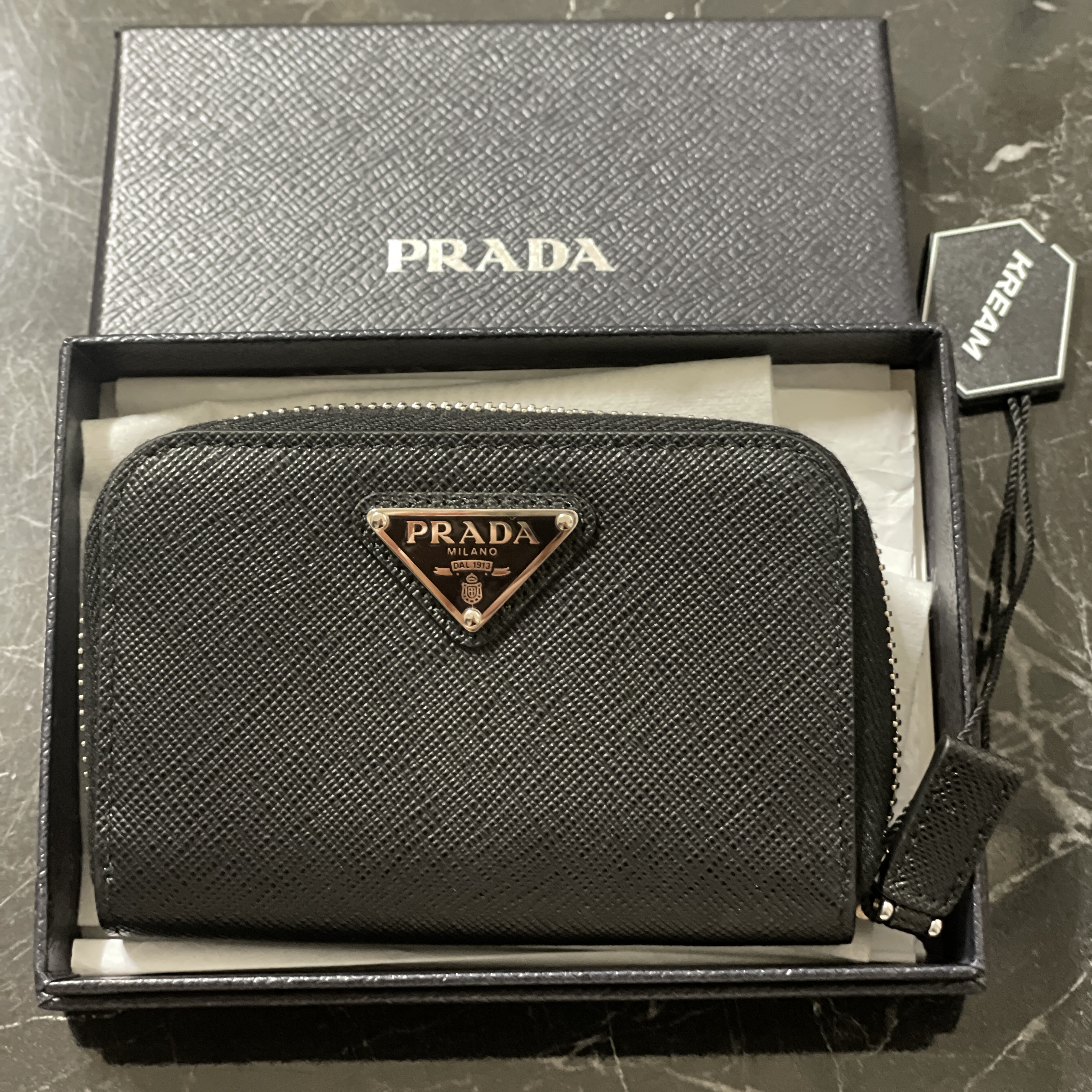 Prada Saffiano Coin Purse Black 착용 스타일