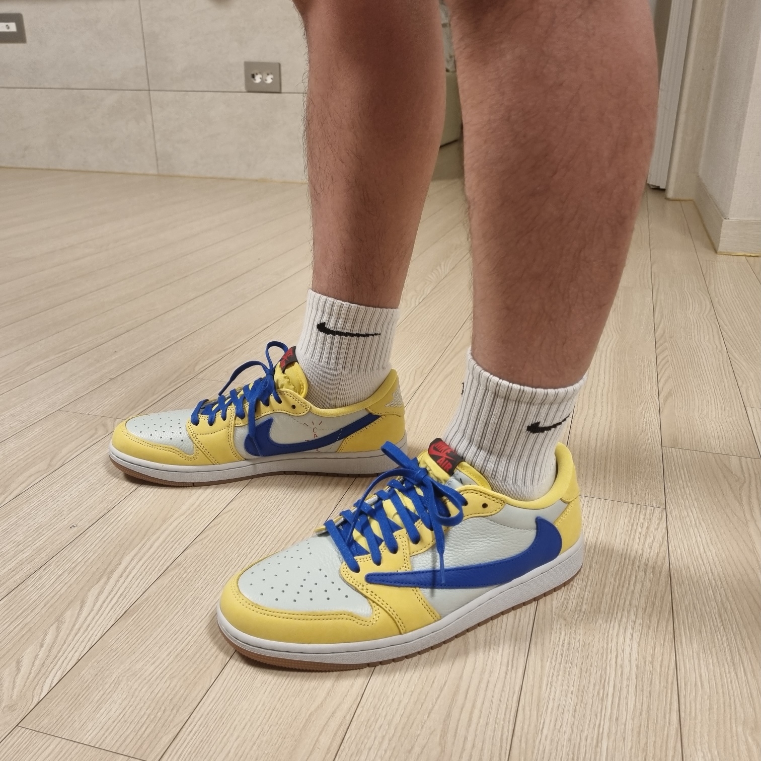 (W) Jordan 1 x Travis Scott Retro Low OG SP Canary, Palace Arms T-Shirt Light Purple - 23FW 착용 스타일 - 1