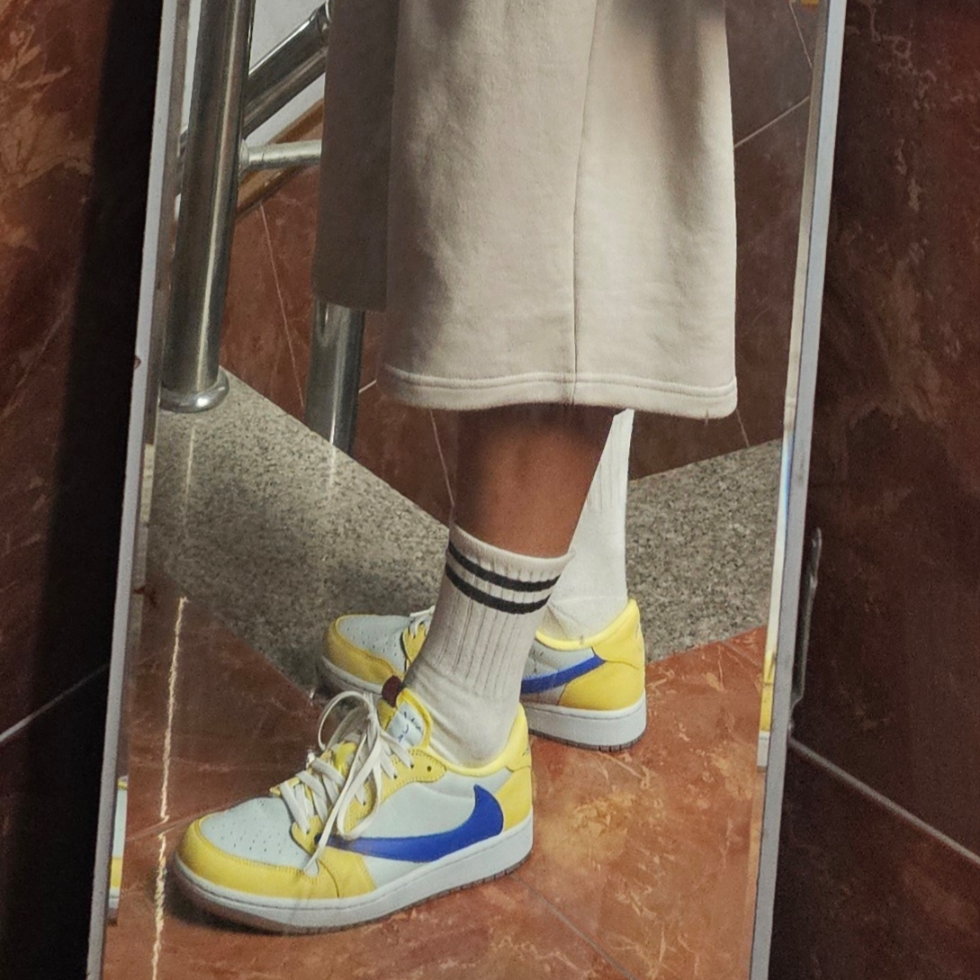 (W) Jordan 1 x Travis Scott Retro Low OG SP Canary 착용 스타일 - 2