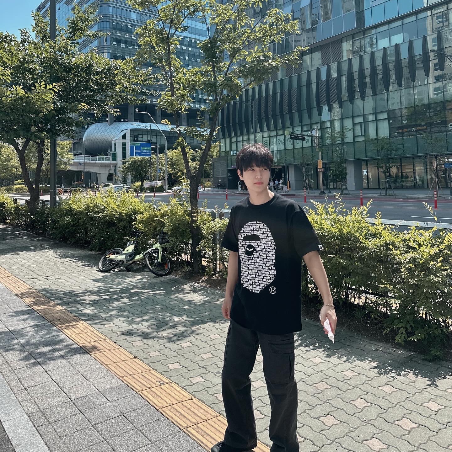 BAPE Japan Ape Head T-Shirt Black, Keen Jasper Rocks SP Sneakers Black 착용 스타일 - 1