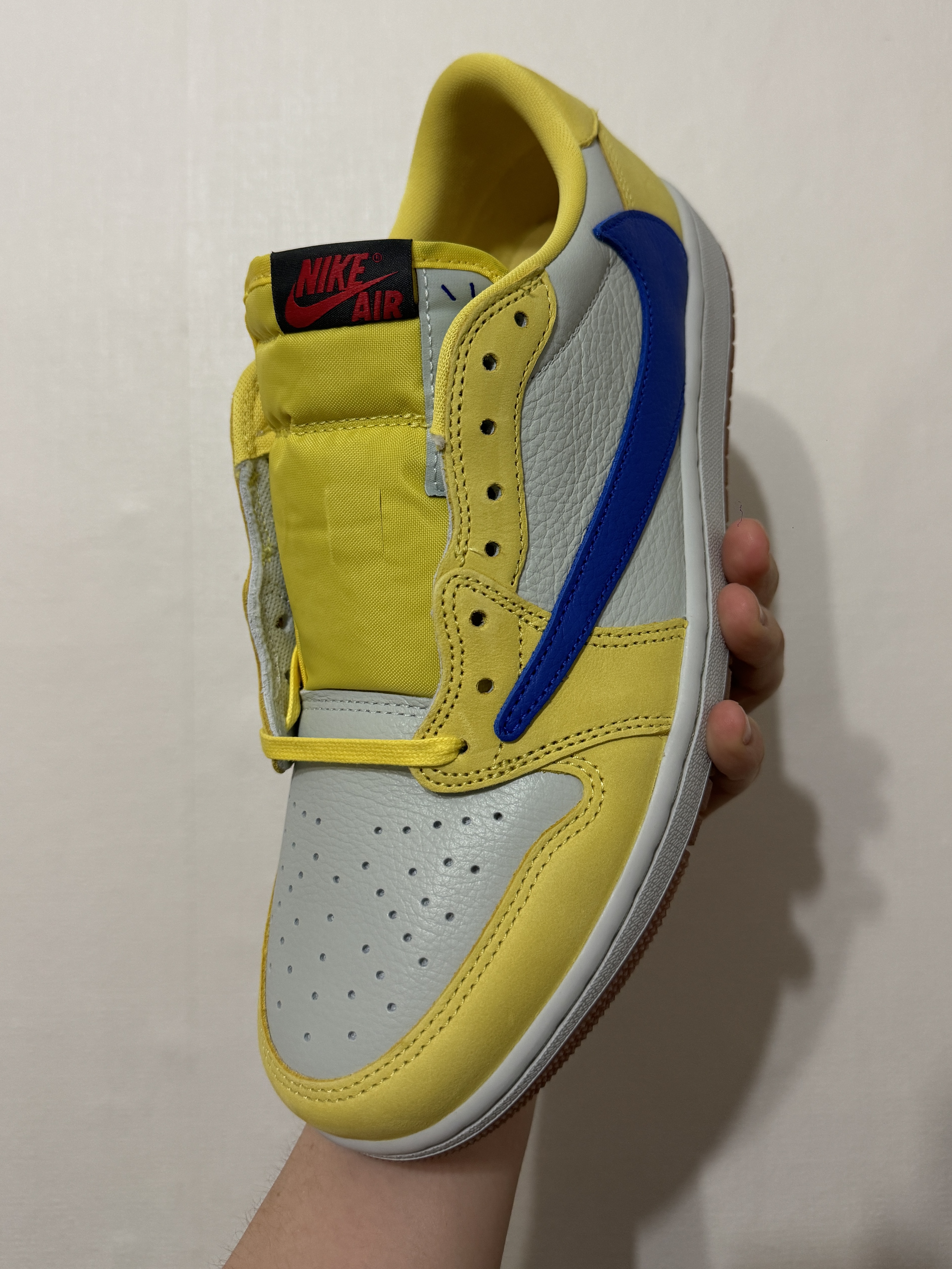 (W) Jordan 1 x Travis Scott Retro Low OG SP Canary 착용 스타일 - 1