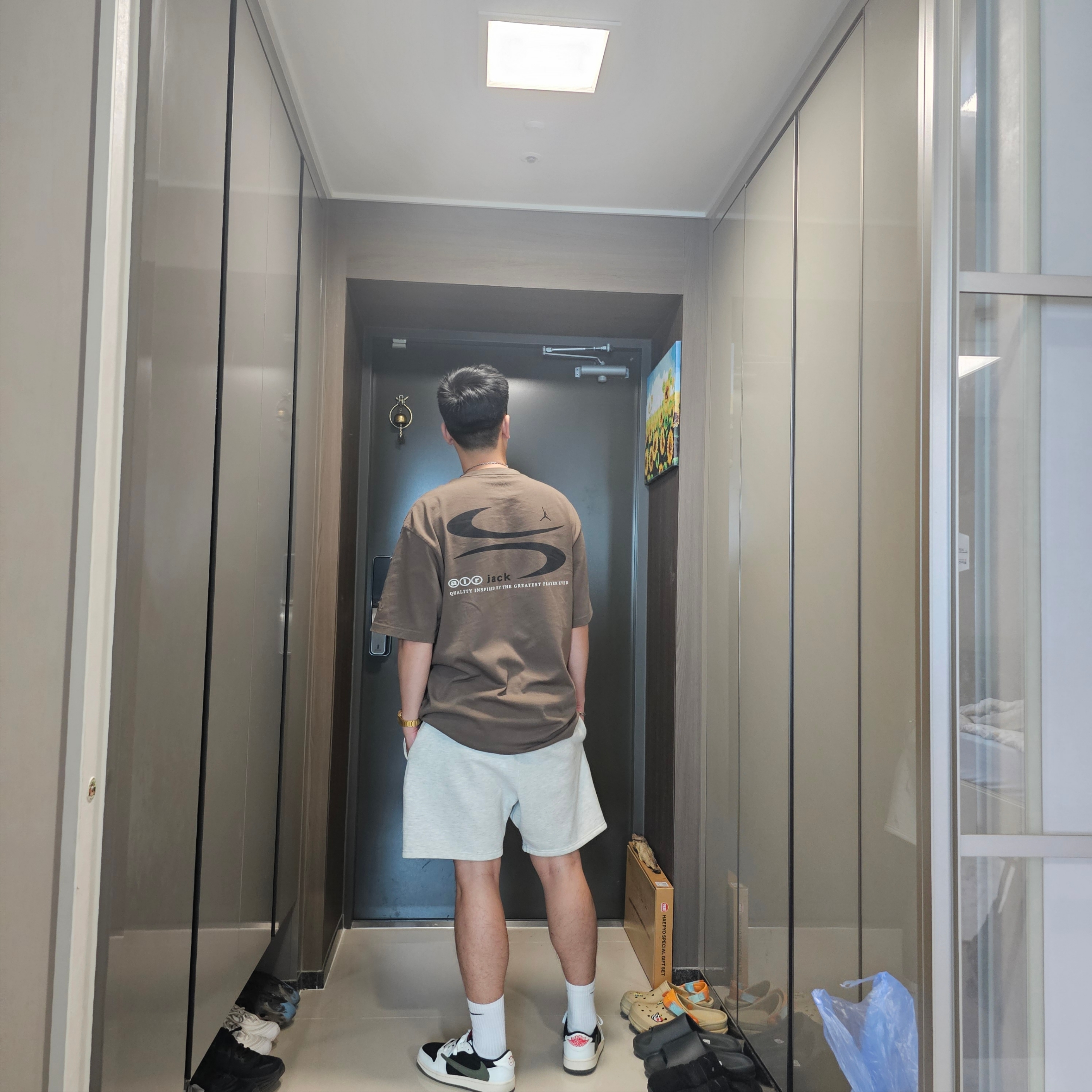 (W) Jordan 1 x Travis Scott Retro Low OG SP Medium Olive, Essentials The Core Collection Sweatshorts Oatmeal 착용 스타일 - 5