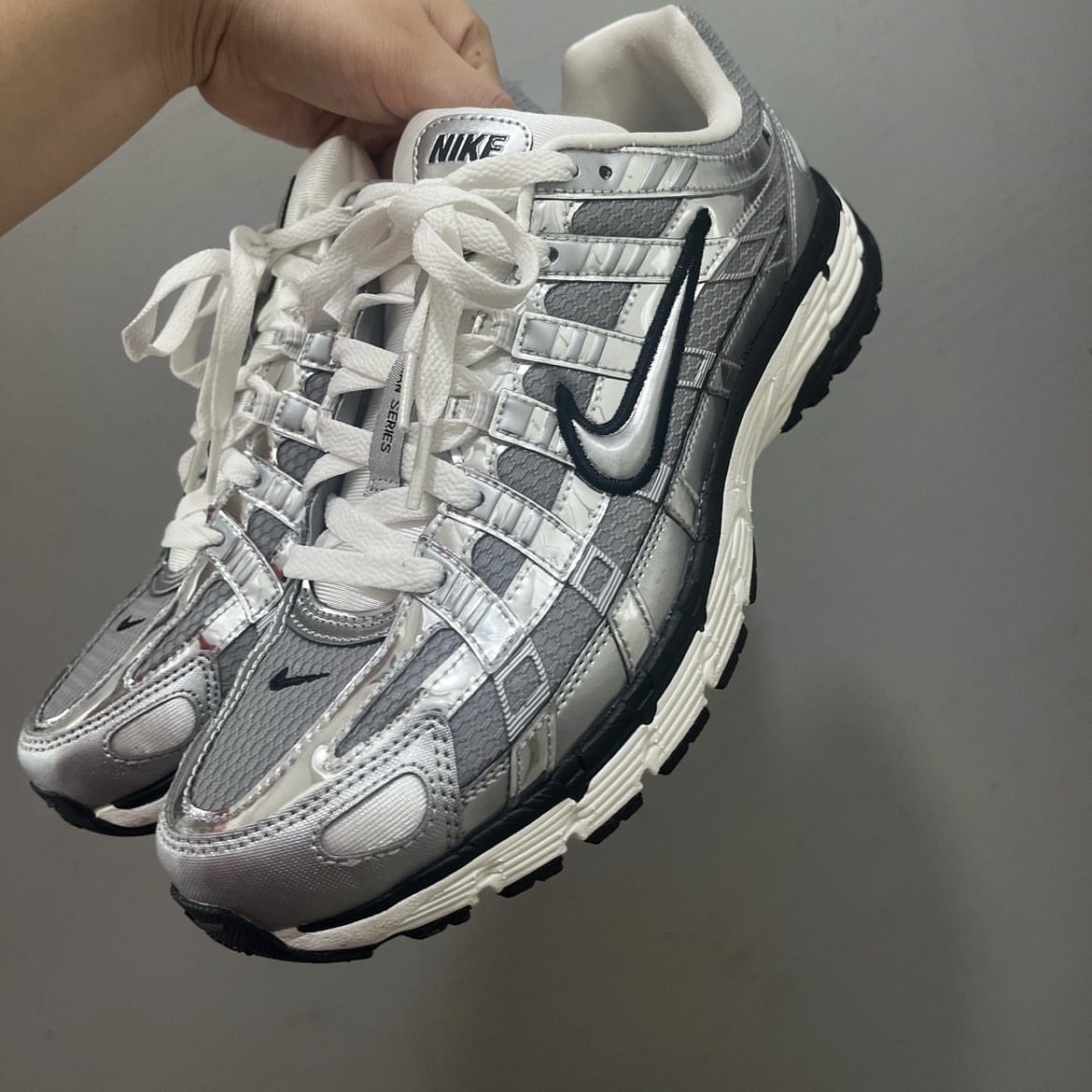 Nike P-6000 Metallic Silver 착용 스타일 - 2