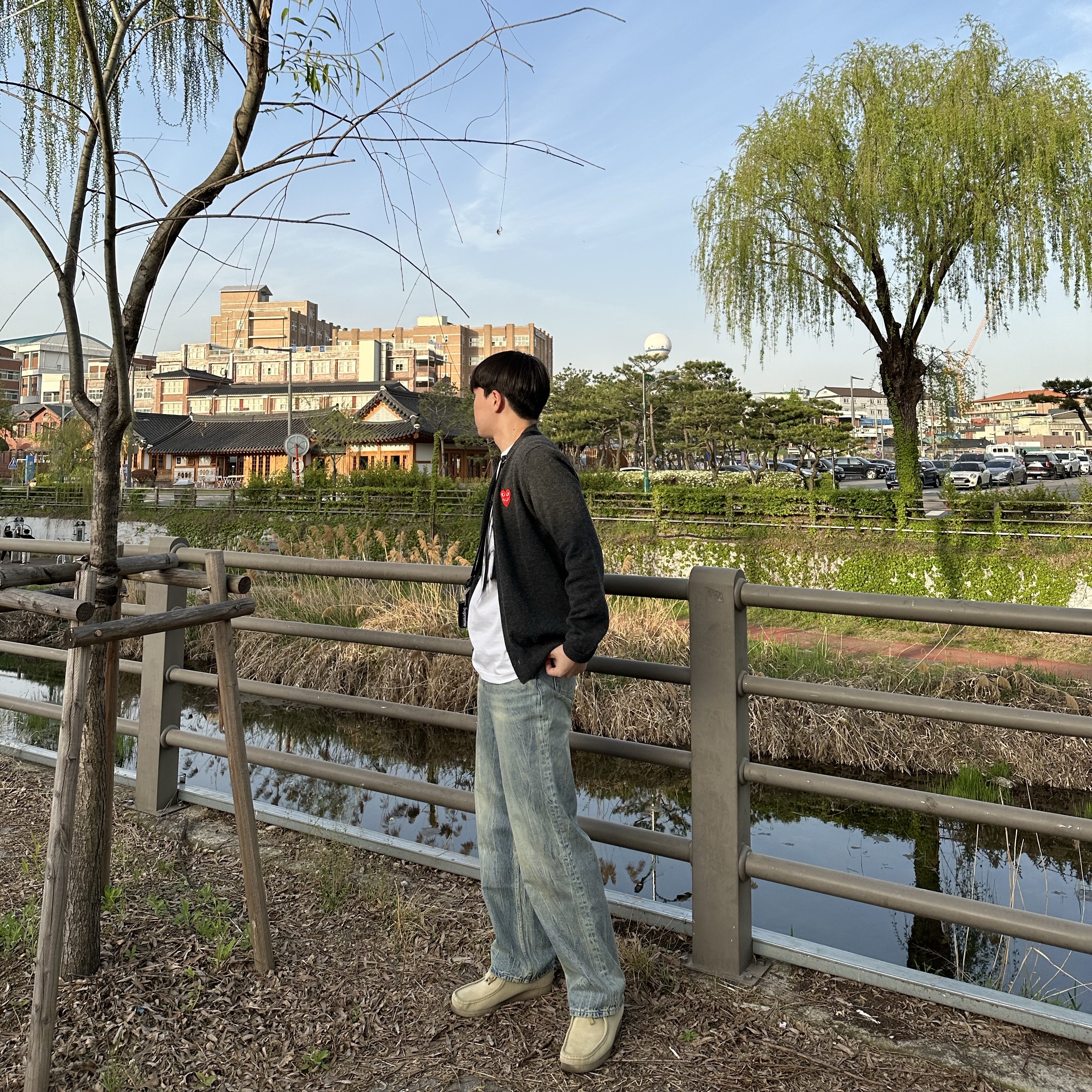 Clarks Wallabee Maple Suede, Supreme Floating Keychain Black - 23FW 착용 스타일