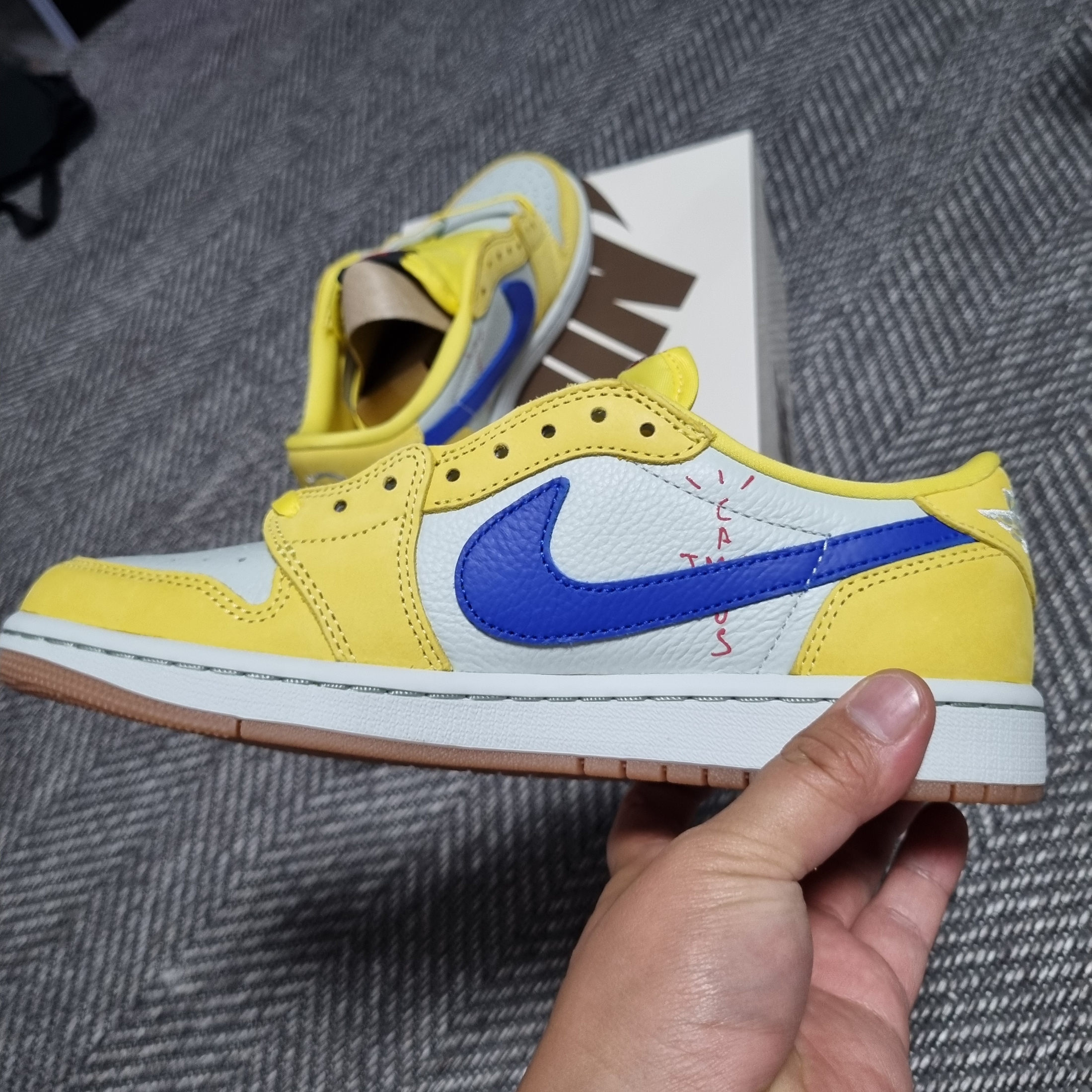 (W) Jordan 1 x Travis Scott Retro Low OG SP Canary 착용 스타일 - 8