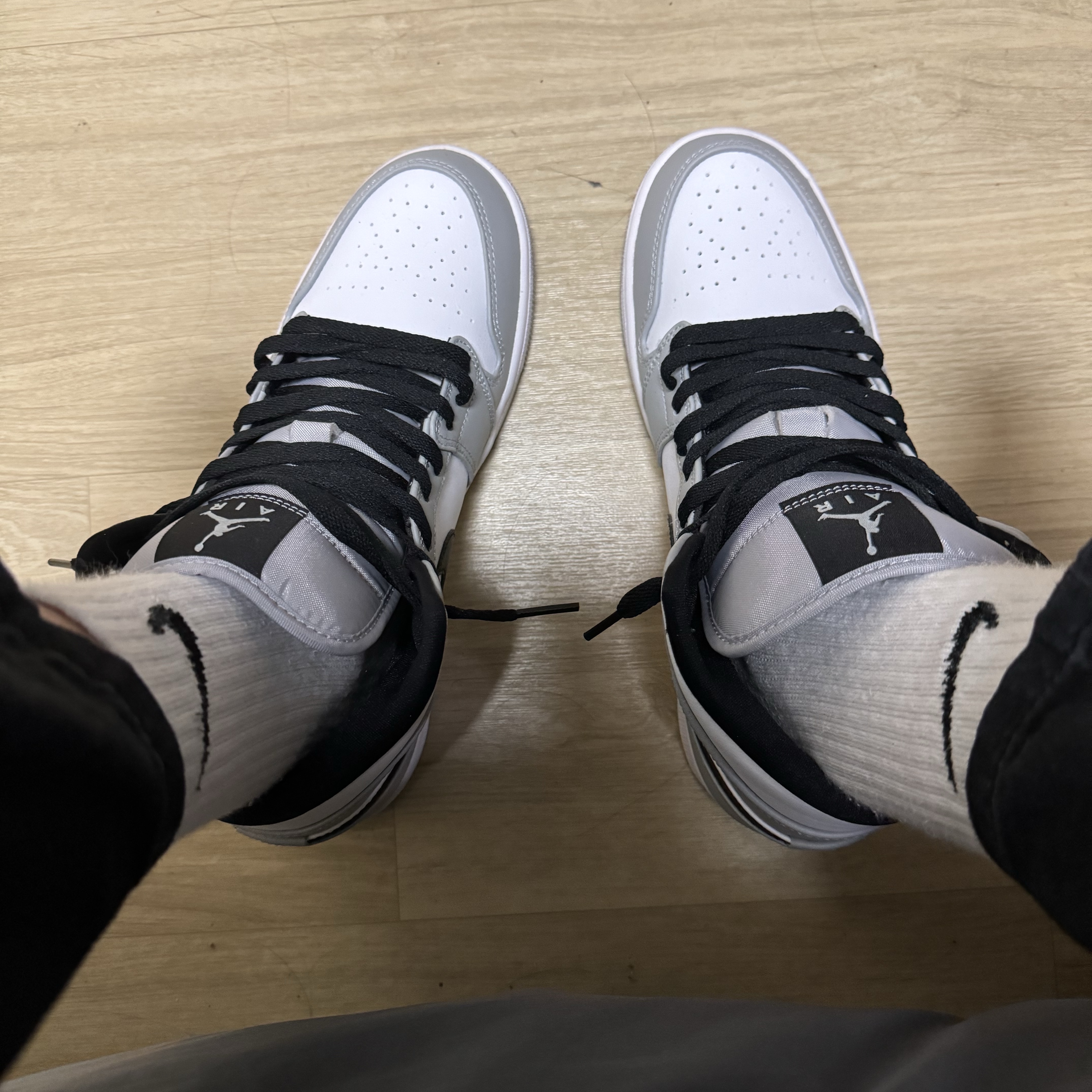 Jordan 1 Mid Light Smoke Grey 착용 스타일