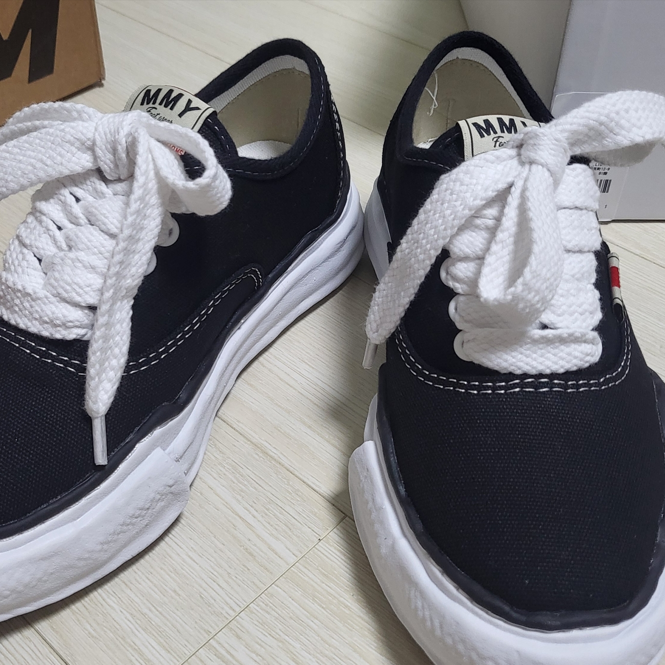 Maison Mihara Yasuhiro Baker OG Sole Canvas Low Cut Sneakers Black 착용 스타일