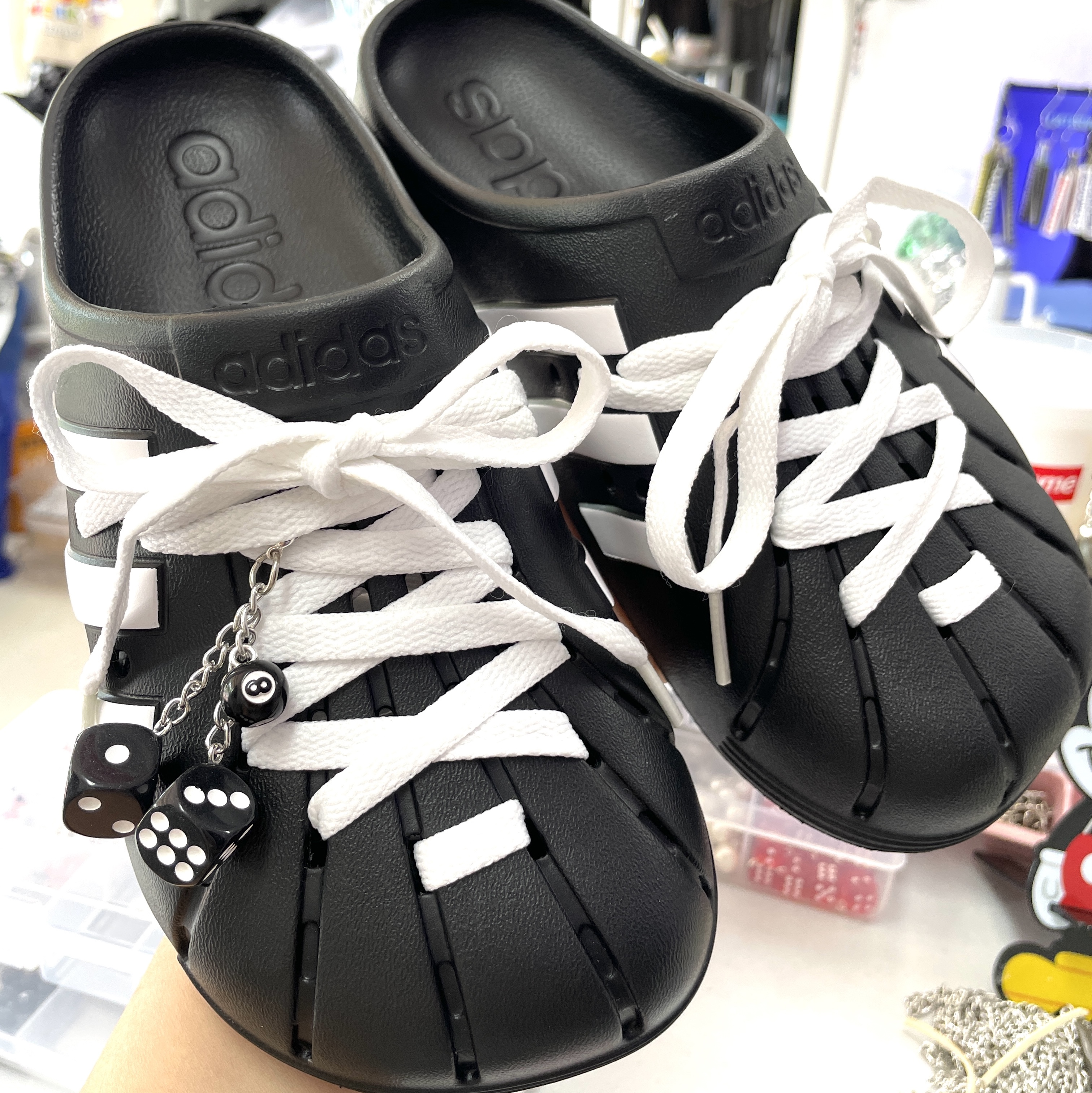 Adidas Adilette Clog Black White 착용 스타일 - 1