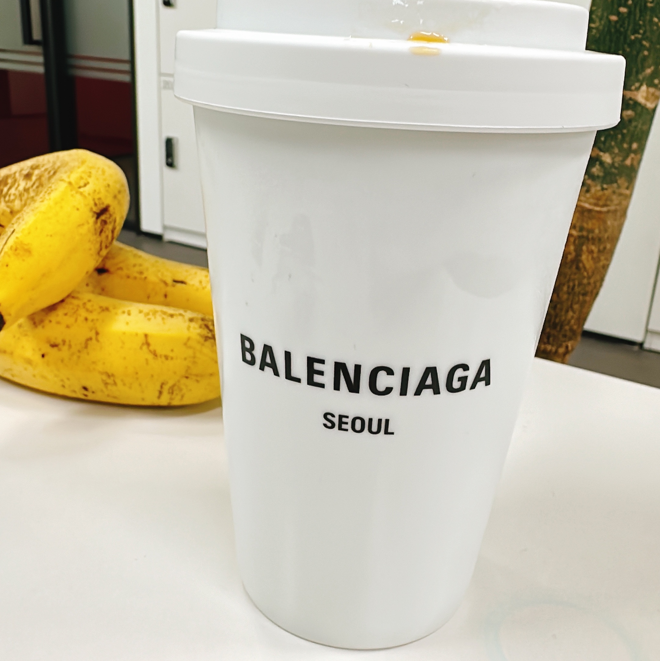 Balenciaga Cities Seoul Coffee Cup White 착용 스타일 - 1