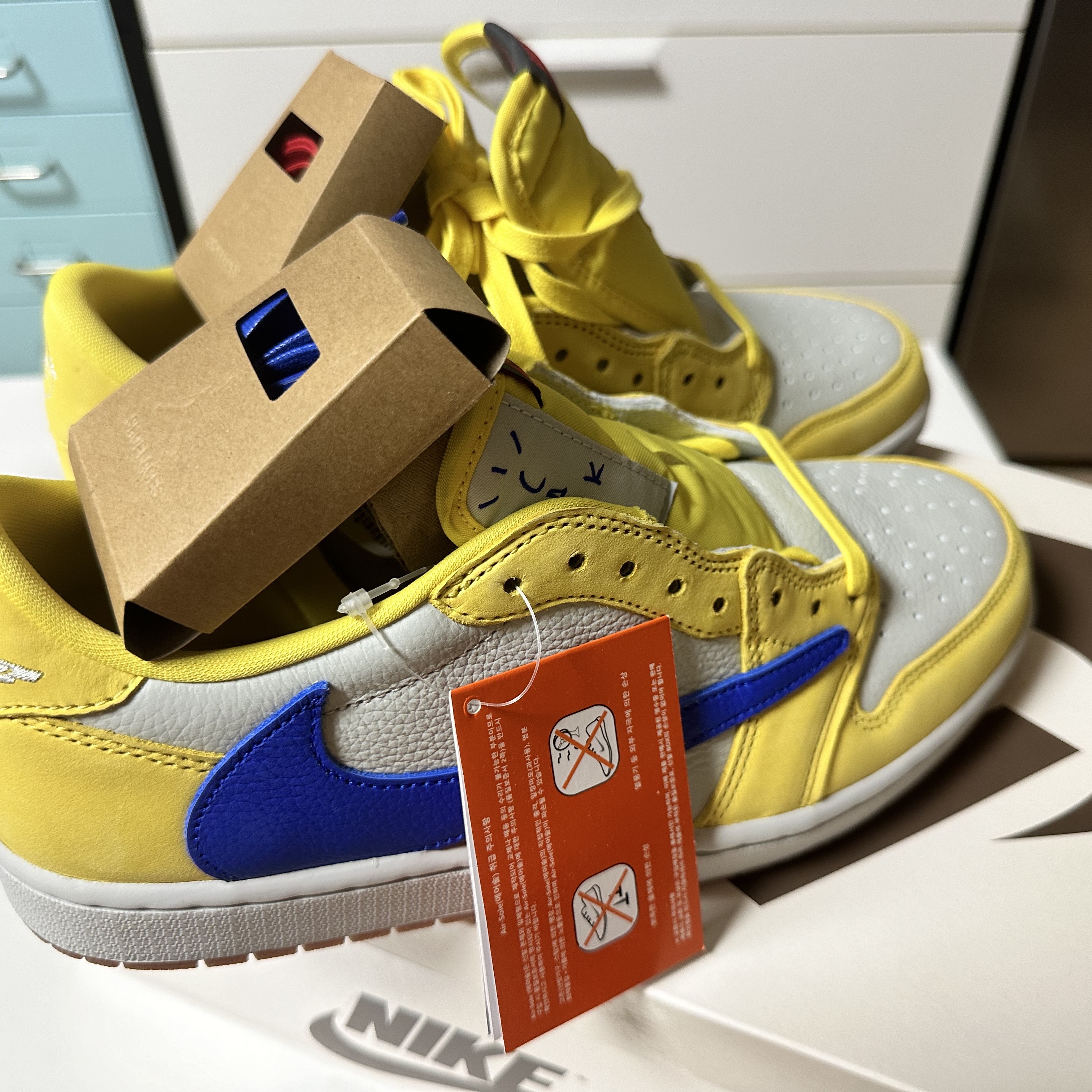 (W) Jordan 1 x Travis Scott Retro Low OG SP Canary 착용 스타일 - 1