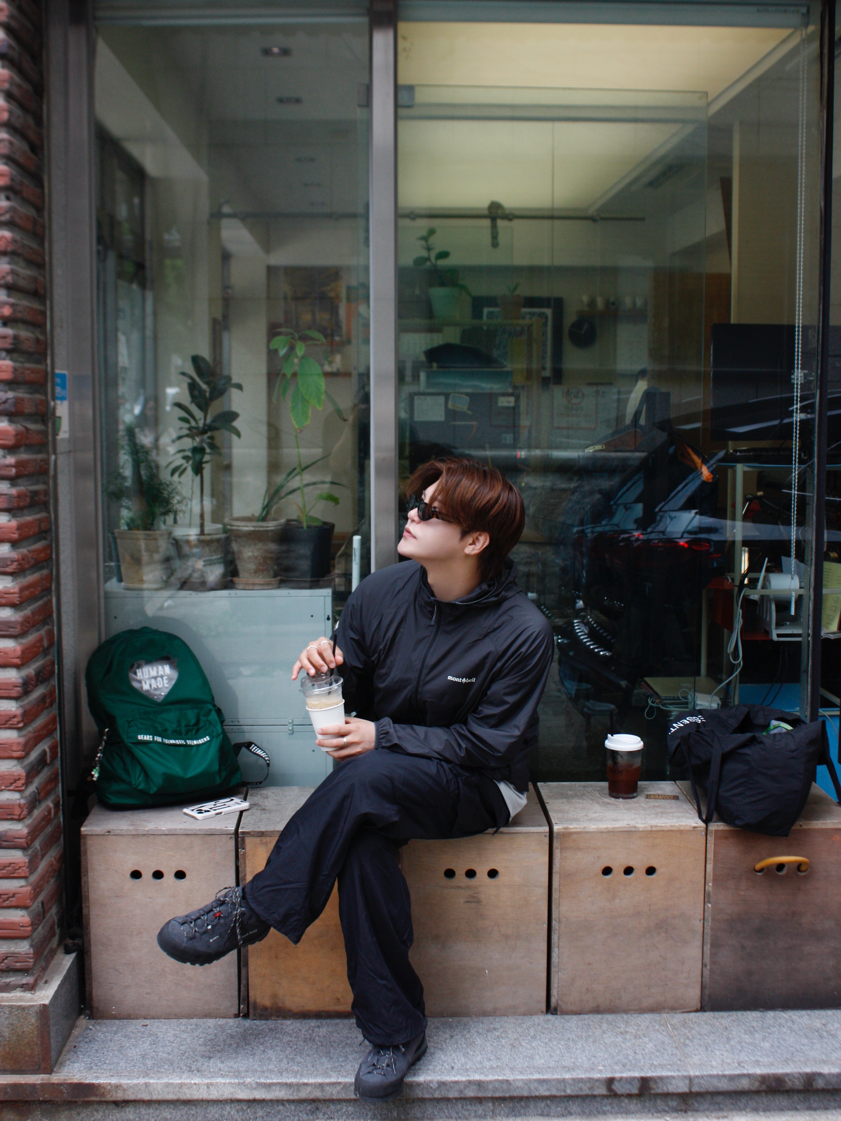 Montbell U.L. Stretch Wind Hooded Jacket Dark Gray, Montbell Crag Hopper Leather Gunmetal 착용 스타일 - 3