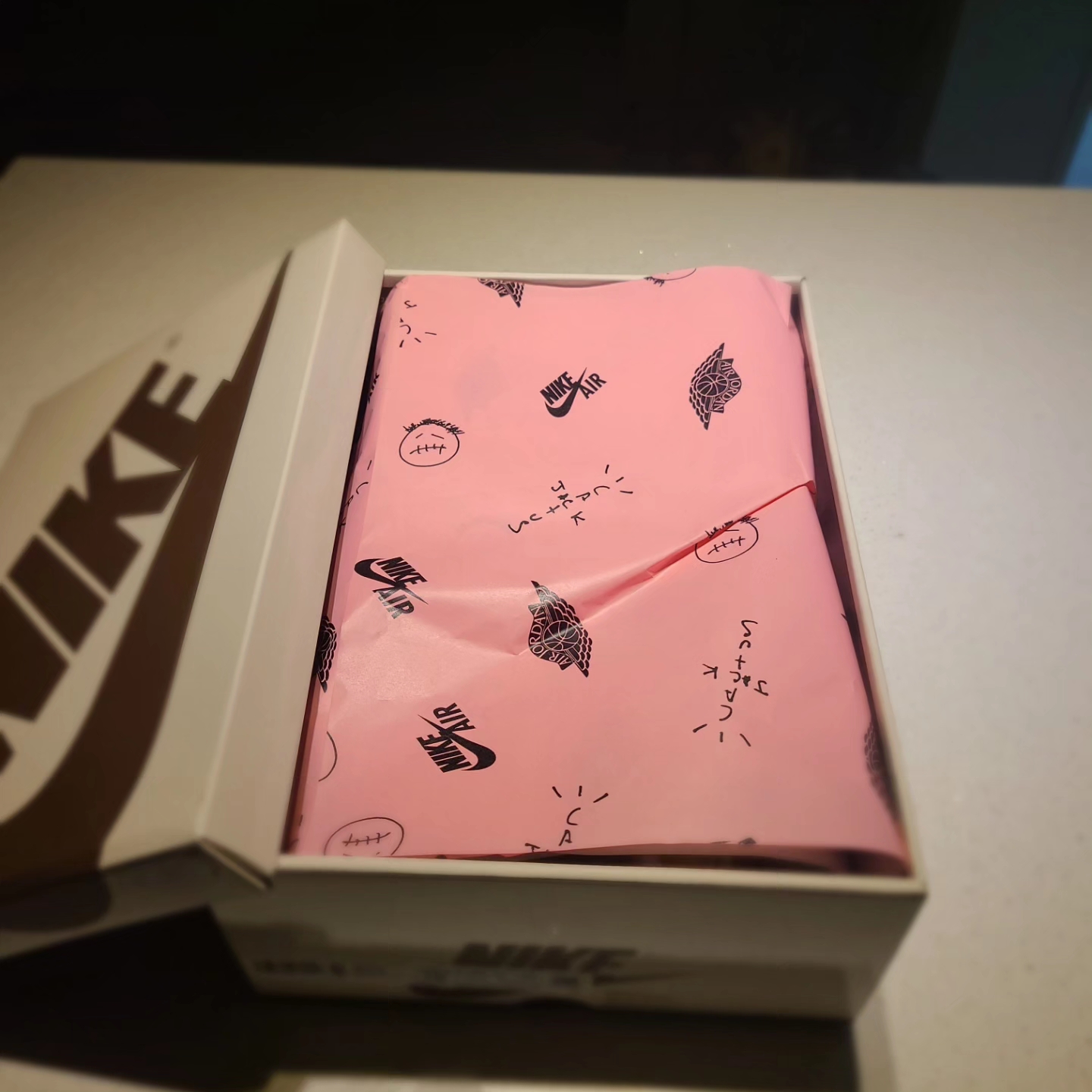 (W) Jordan 1 x Travis Scott Retro Low OG SP Canary 착용 스타일 - 1