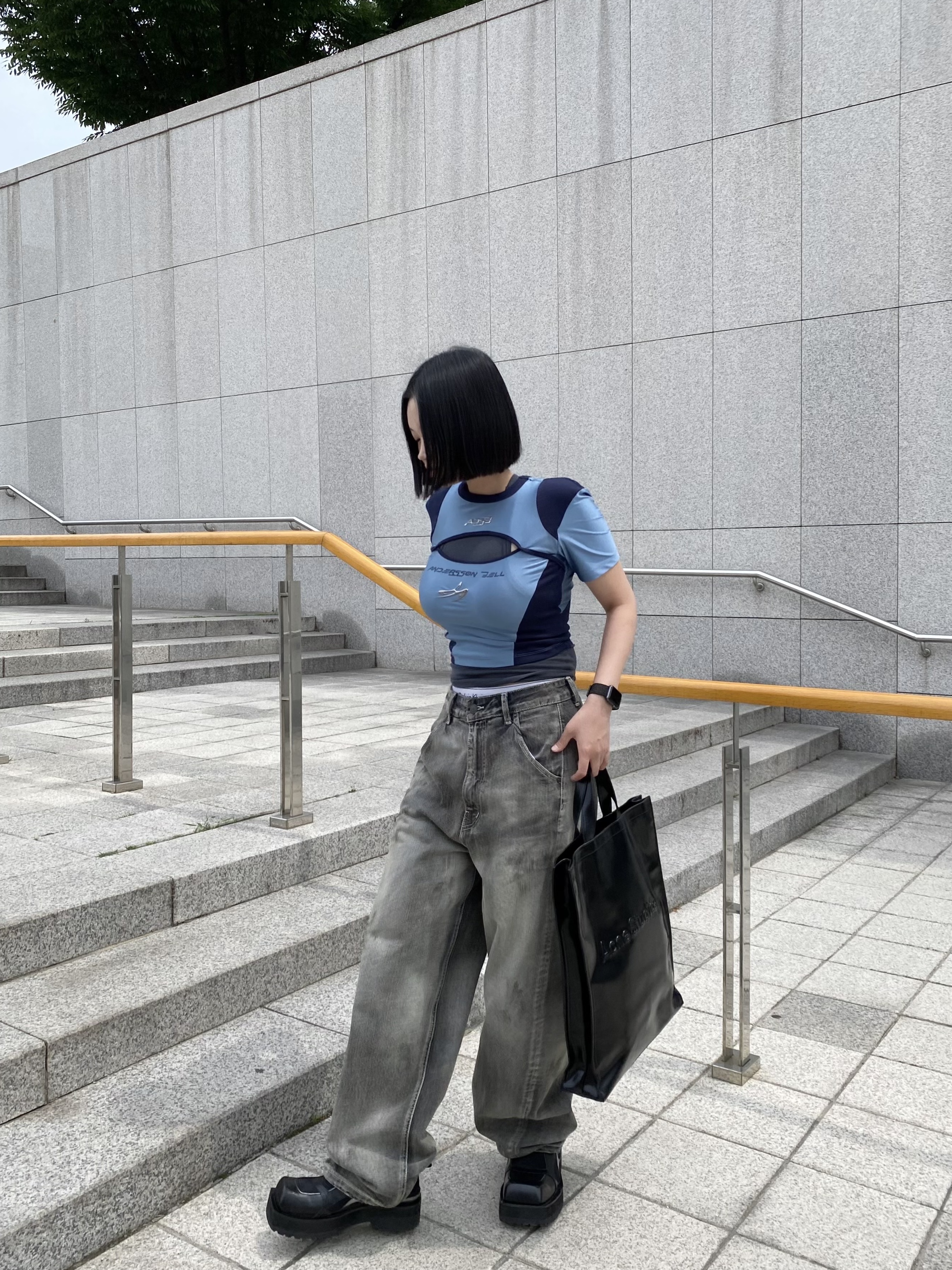 [KREAM 단독] ADSB Andersson Bell Women Essential Cut-Out Racing T-Shirts Blue 착용 스타일 - 2