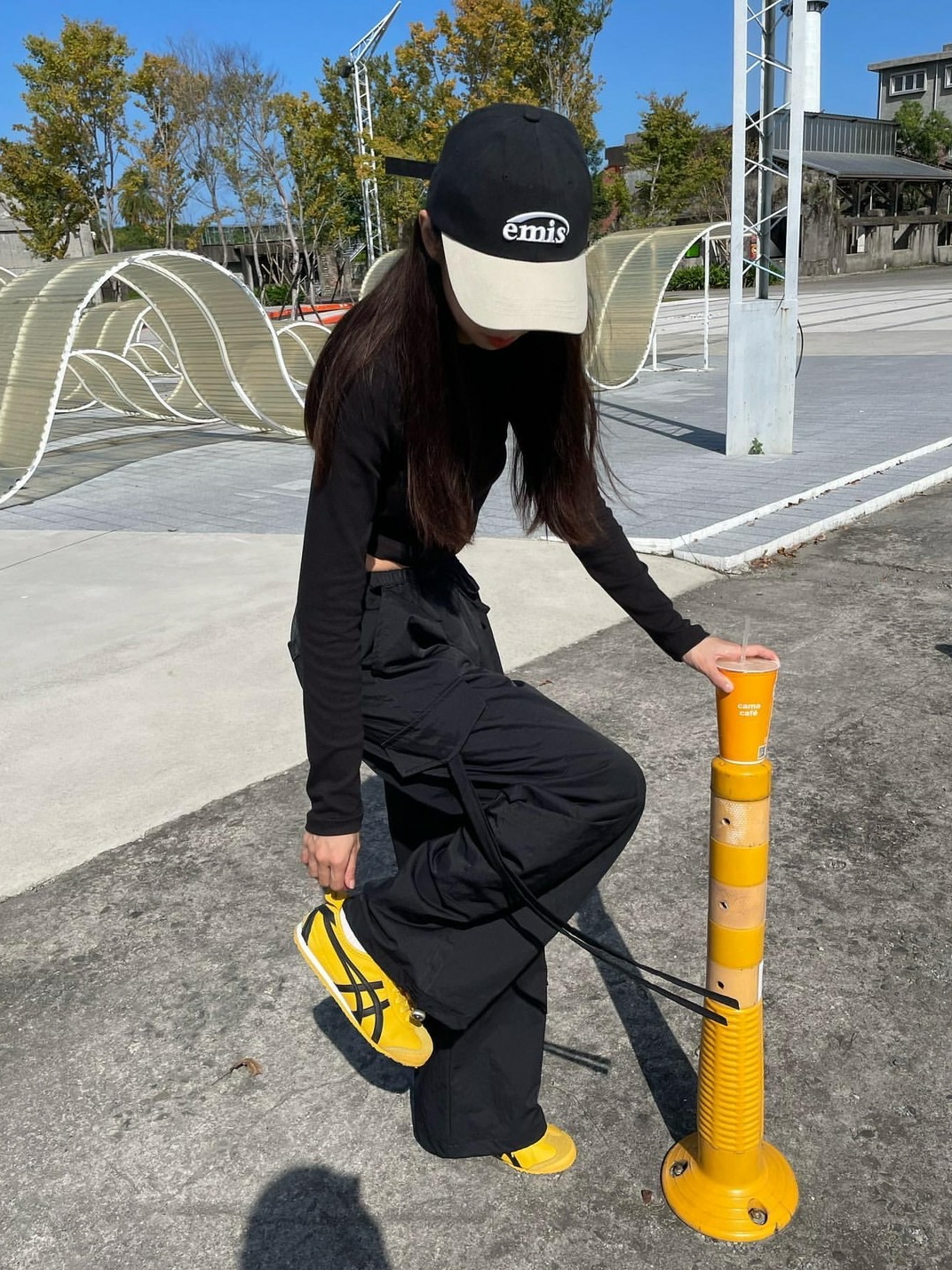 Onitsuka Tiger Mexico 66 Yellow Black, Emis New Logo Mix Ball Cap Beige Black 착용 스타일 - 3