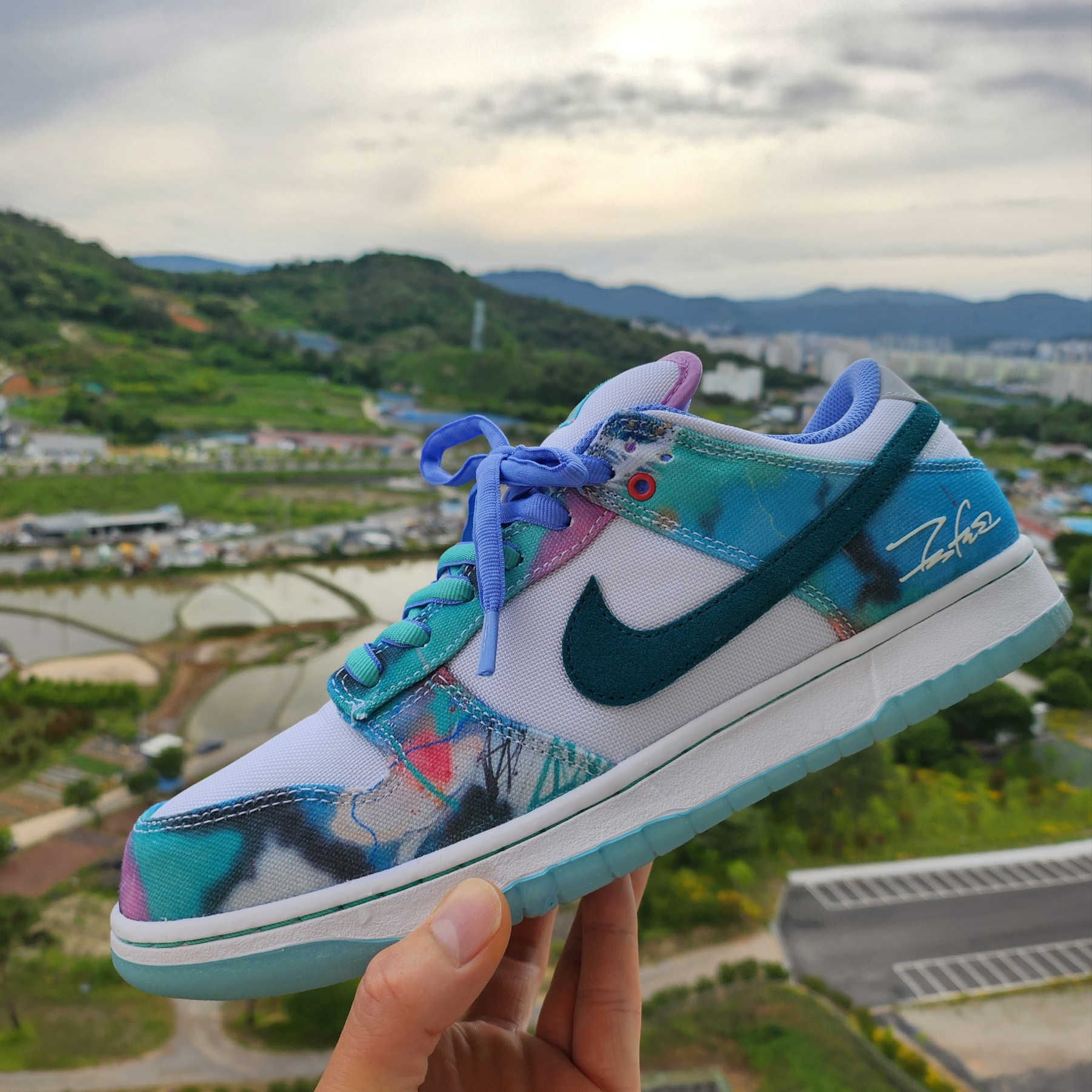 Supreme Futura Box Logo T-Shirt White - 24SS, Nike x Futura Laboratories SB Dunk Low OG QS White and Geode Teal 착용 스타일 - 2