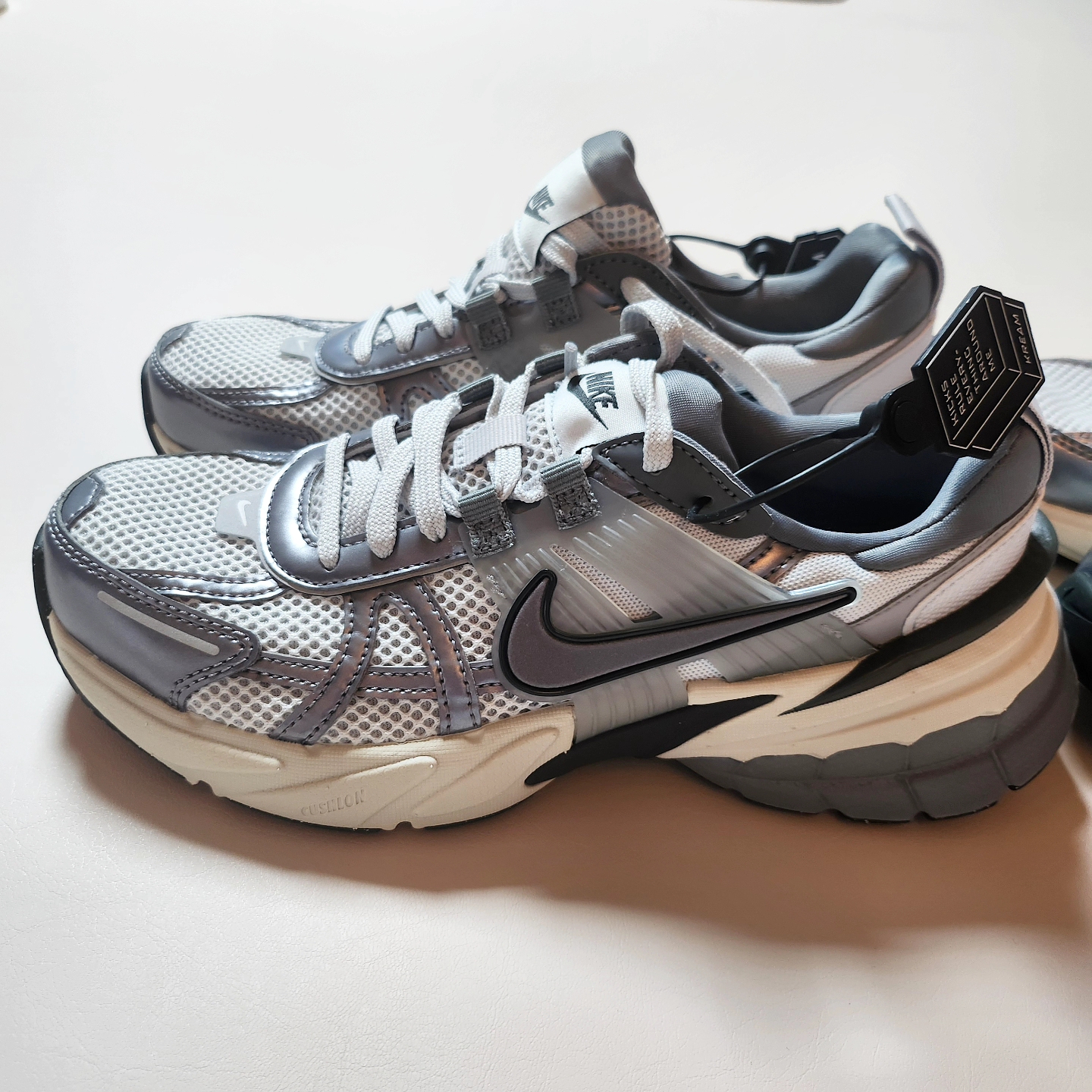 Nike V2K Run Pure Platinum Wolf Grey 착용 스타일 - 2