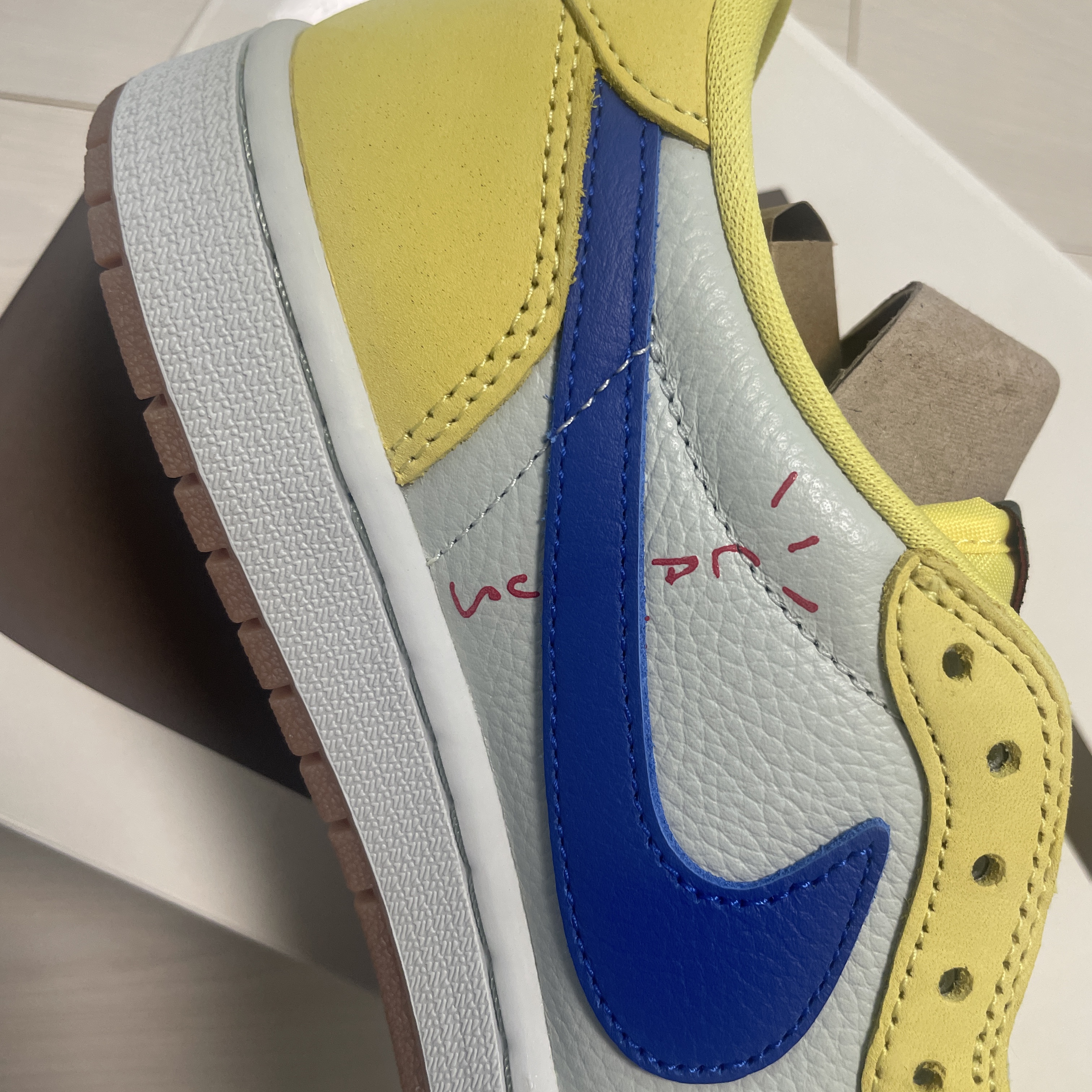 (W) Jordan 1 x Travis Scott Retro Low OG SP Canary 착용 스타일 - 5