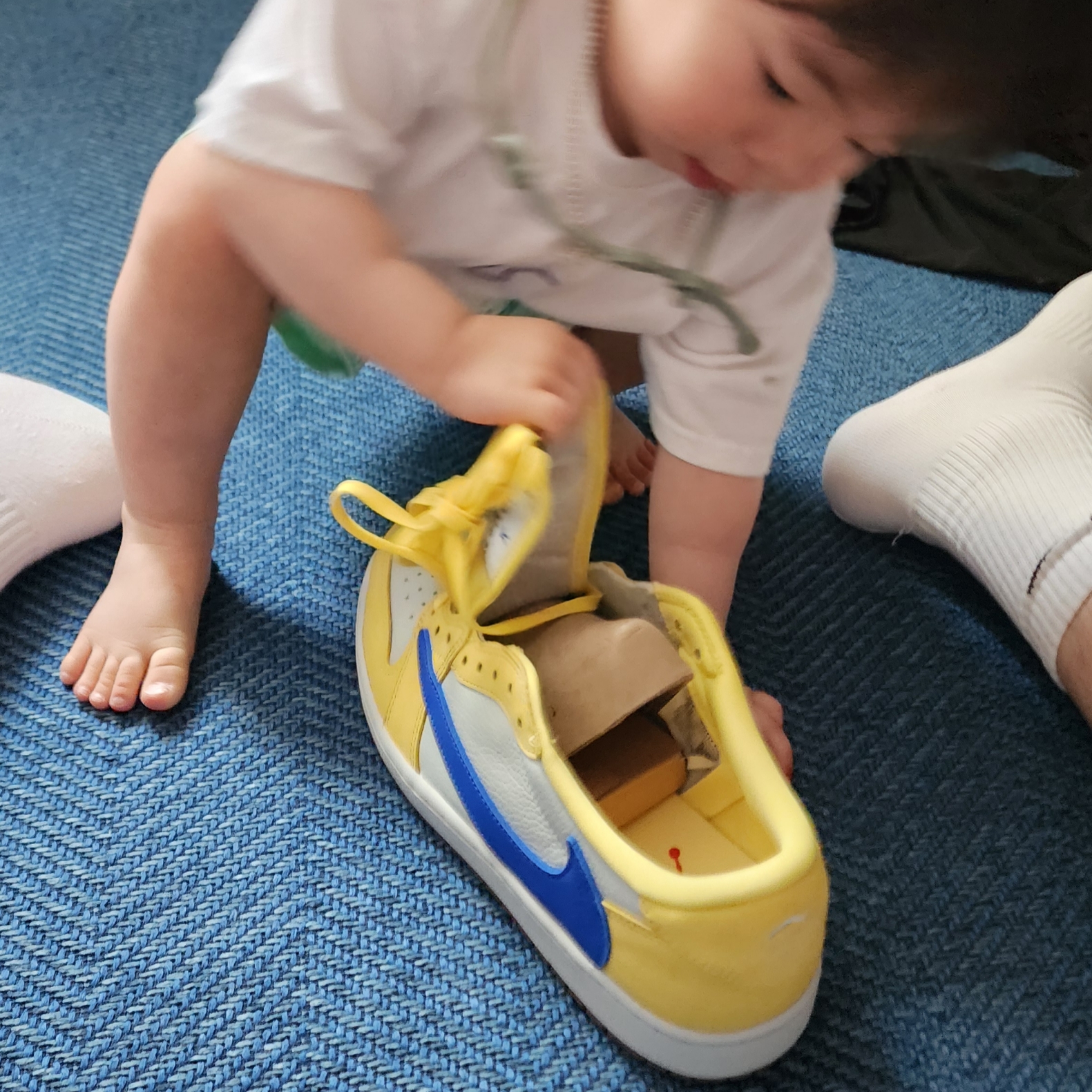 (W) Jordan 1 x Travis Scott Retro Low OG SP Canary 착용 스타일 - 1