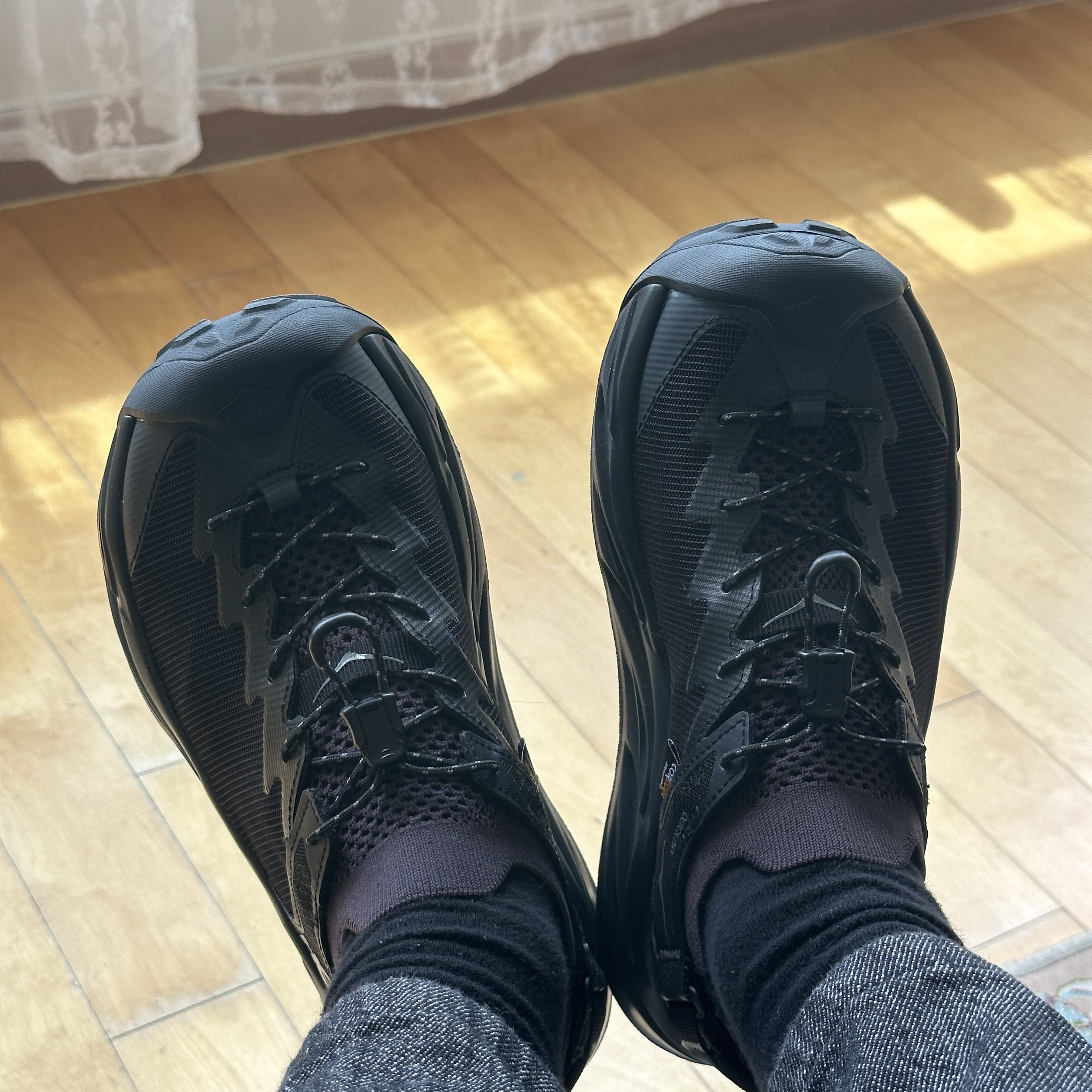 Hoka Hopara 2 Black 착용 스타일 - 3