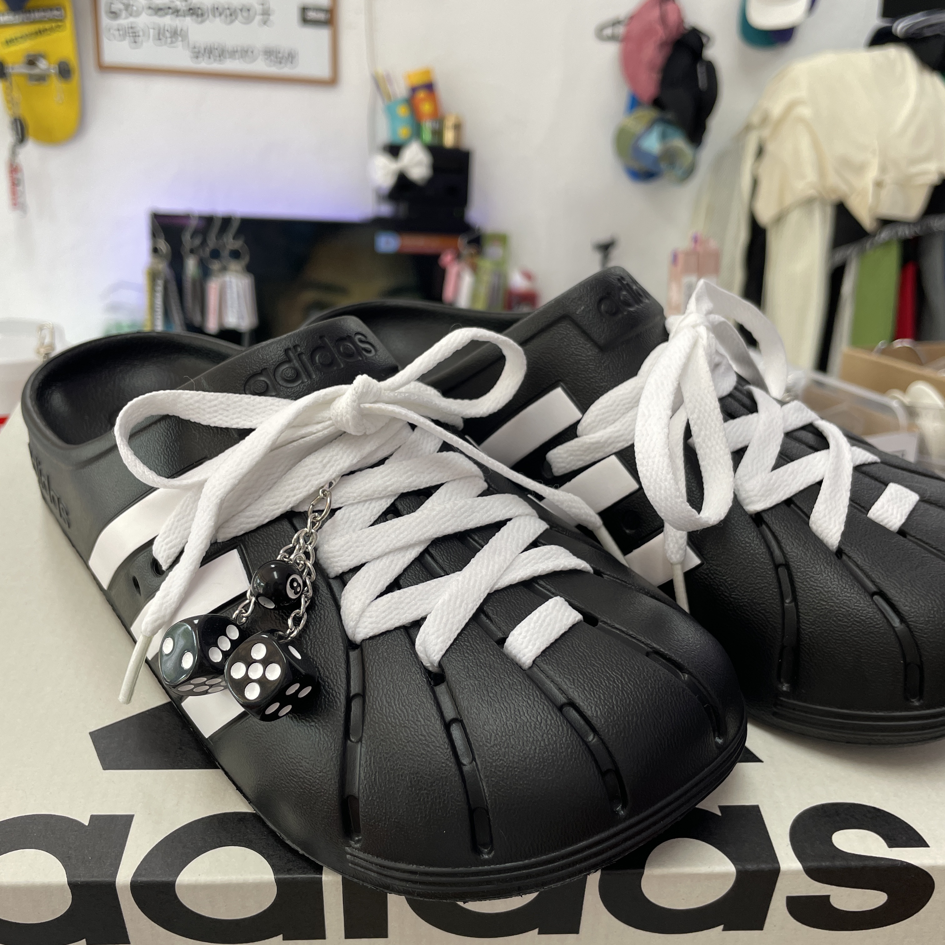 Adidas Adilette Clog Black White 착용 스타일 - 4
