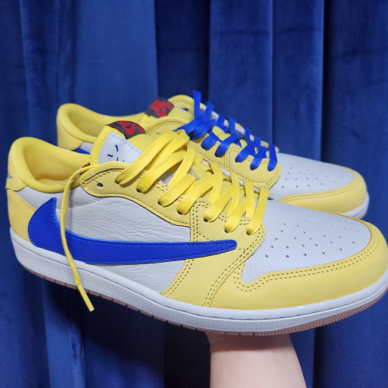 (W) Jordan 1 x Travis Scott Retro Low OG SP Canary 착용 스타일 - 4