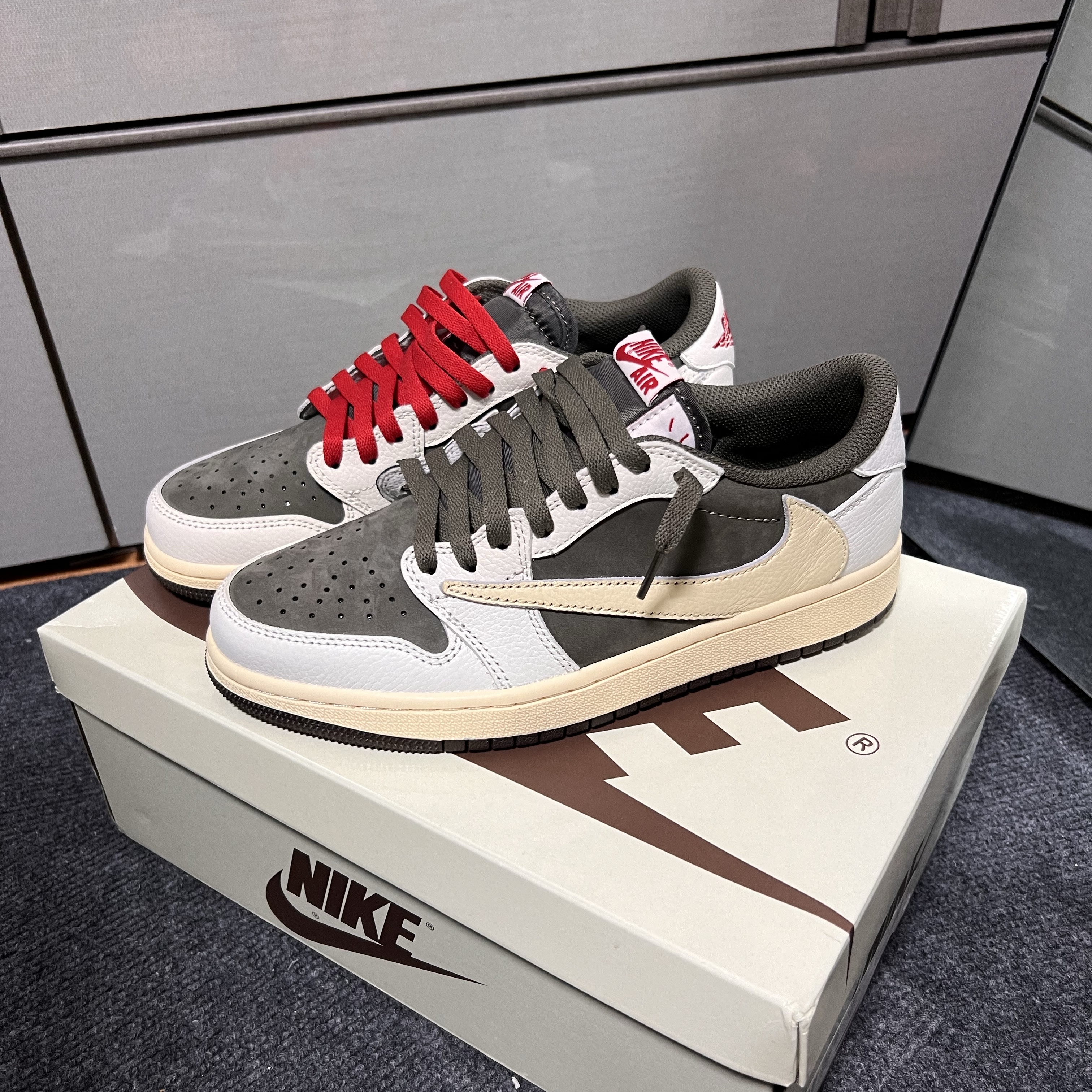 Jordan 1 x Travis Scott Retro Low OG SP Sail and Ridgerock 착용 스타일 - 1