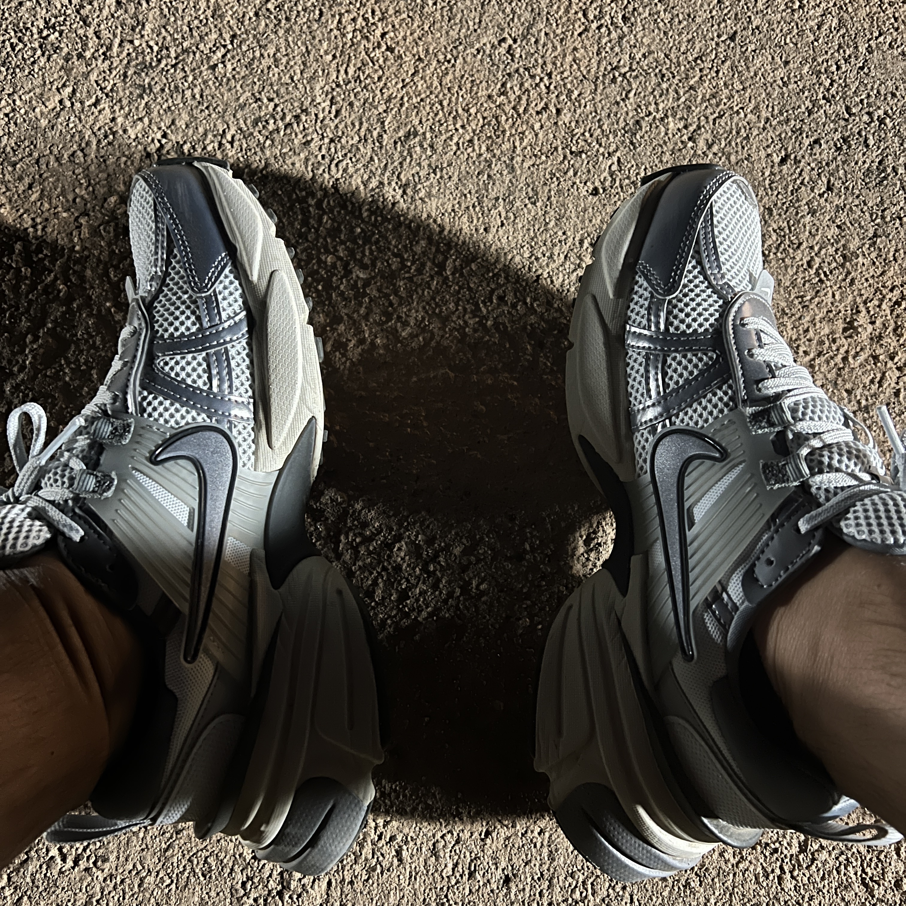 Nike V2K Run Pure Platinum Wolf Grey 착용 스타일