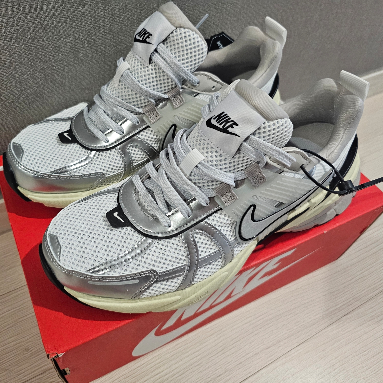 Nike V2K Run Summit White Metallic Silver 착용 스타일
