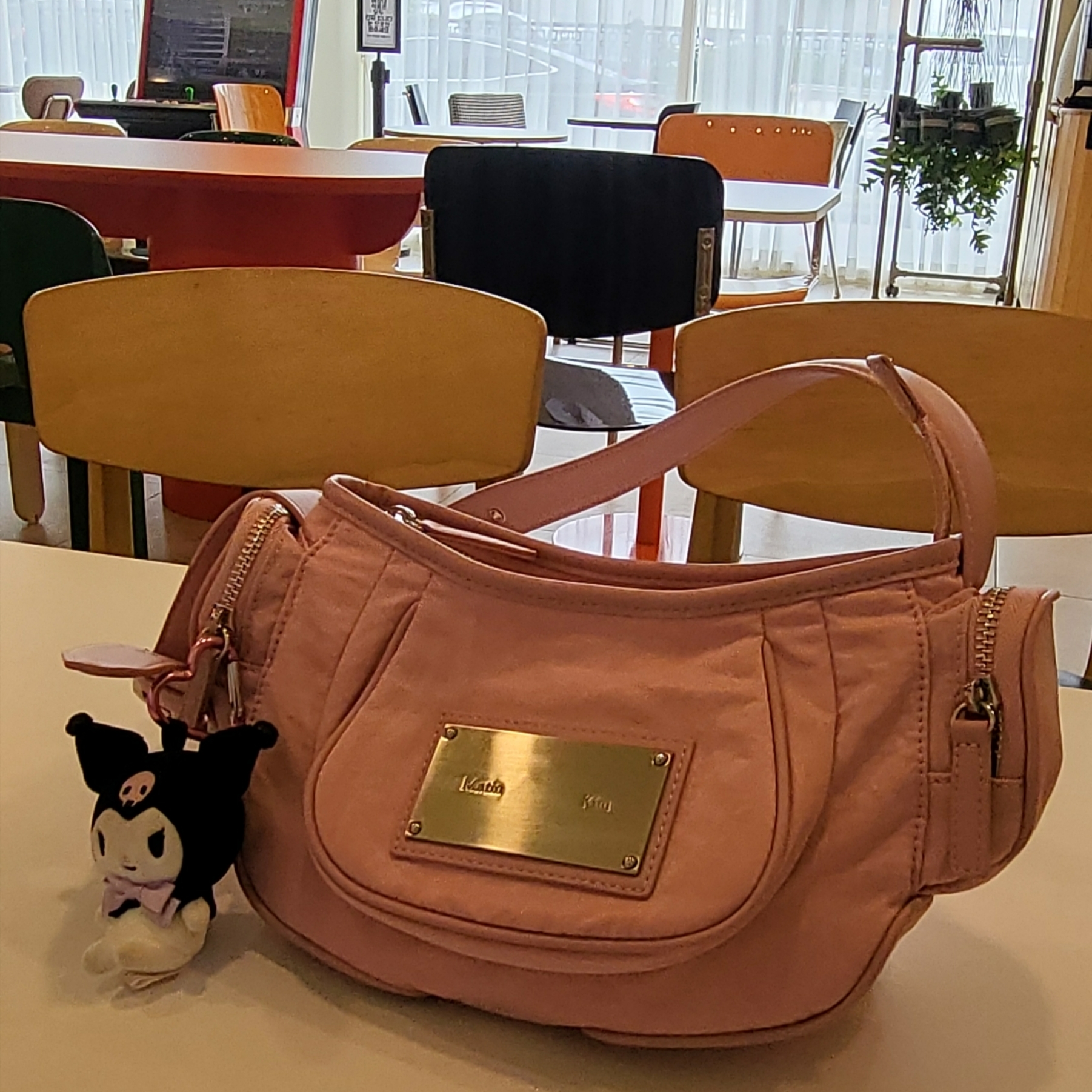 Matin Kim Madeleine Round Bag Pink, Sanrio Kuromi Mini Mascot Holder 착용 스타일