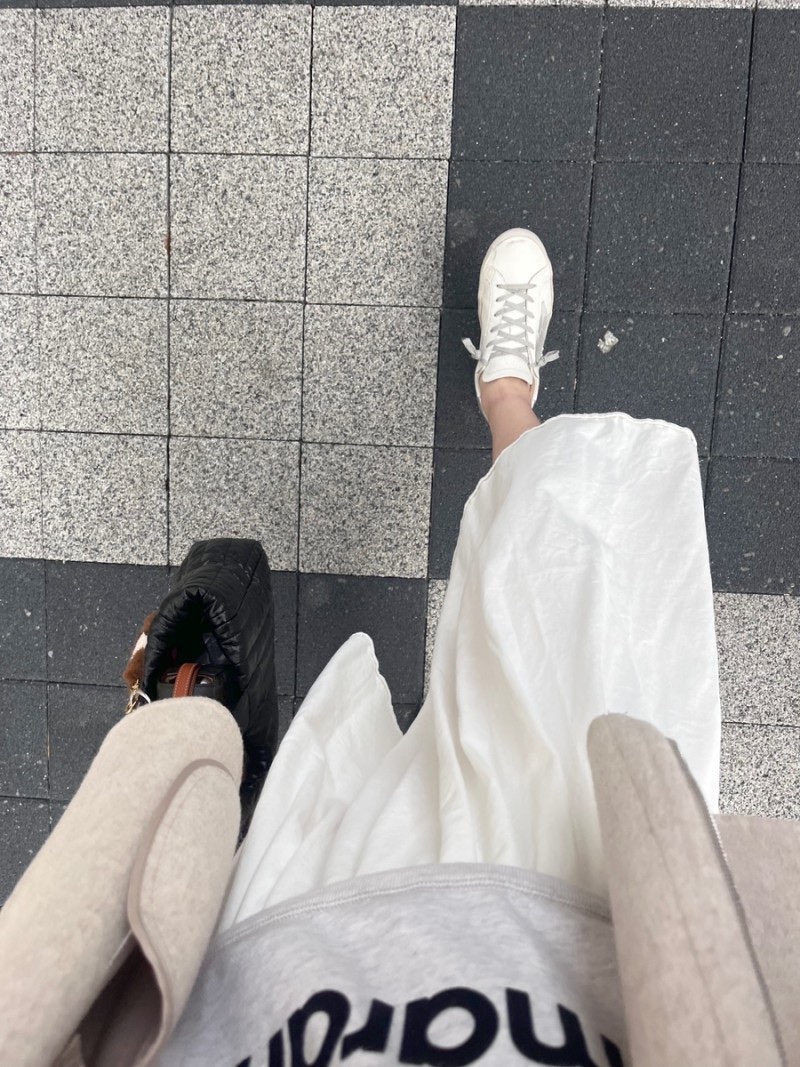(W) Golden Goose Superstar White Silver Heel Tab Sneakers, (W) Isabel Marant Moby Logo Sweatshirt Ecru 착용 스타일