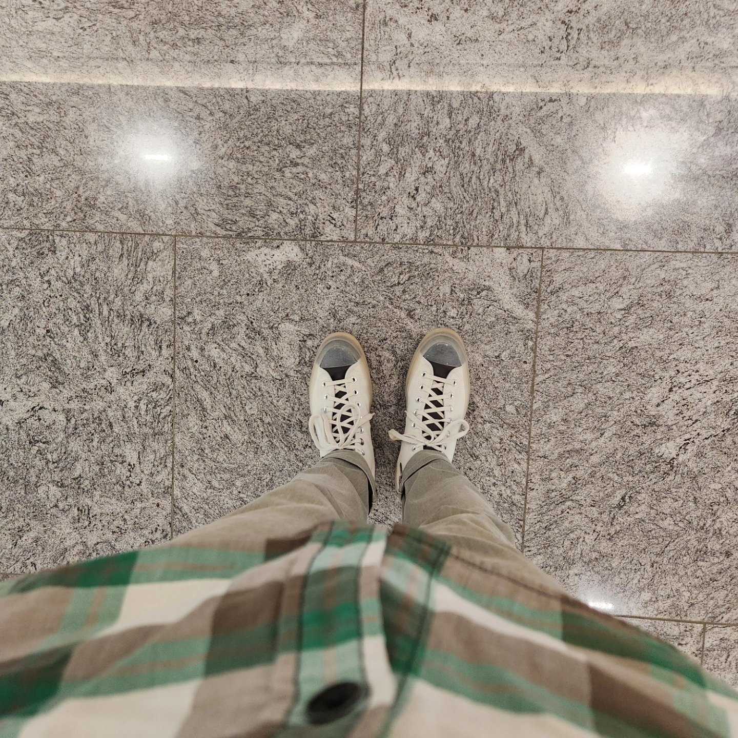 Converse x A-Cold-Wall Chuck 70 Hi Silver Birch 착용 스타일 - 2
