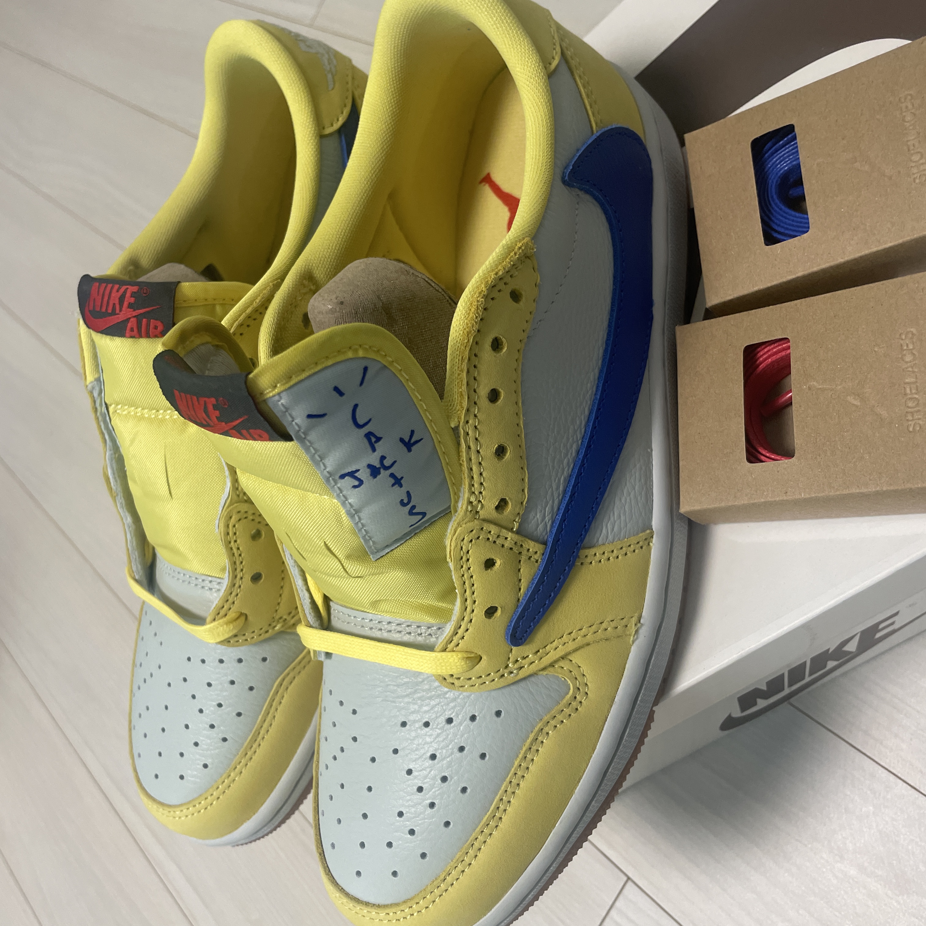 (W) Jordan 1 x Travis Scott Retro Low OG SP Canary 착용 스타일 - 8