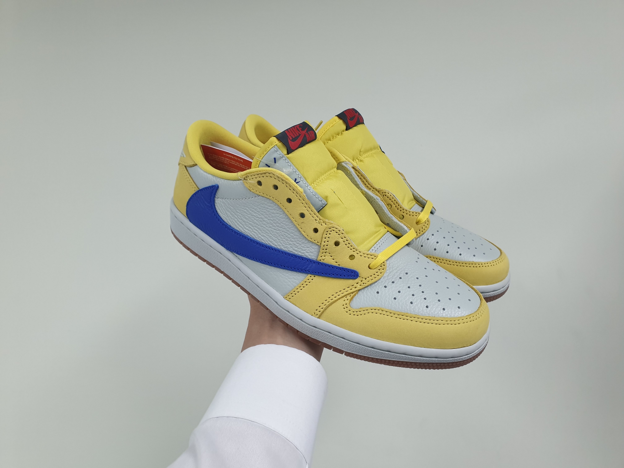 (W) Jordan 1 x Travis Scott Retro Low OG SP Canary 착용 스타일 - 1