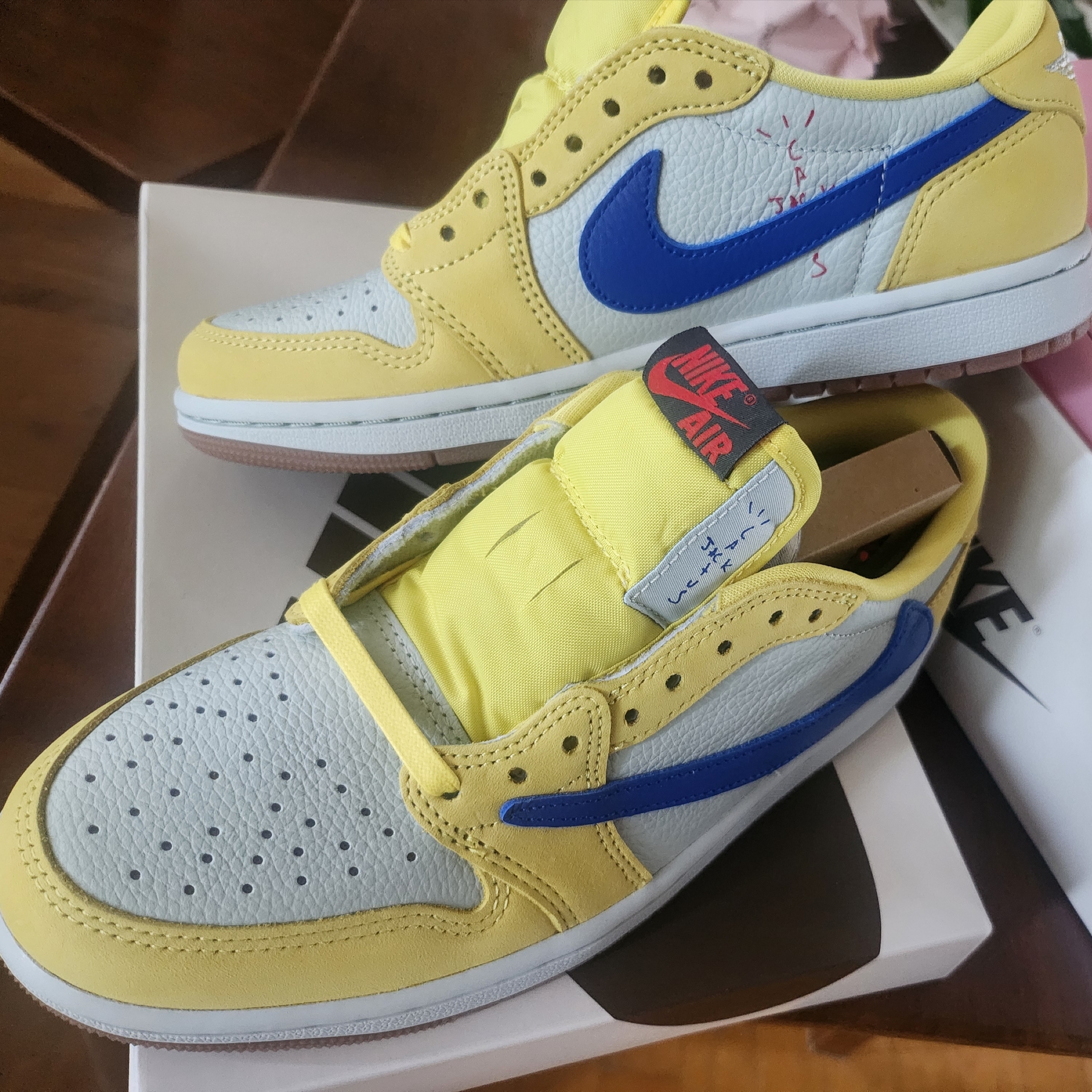 (W) Jordan 1 x Travis Scott Retro Low OG SP Canary 착용 스타일 - 1