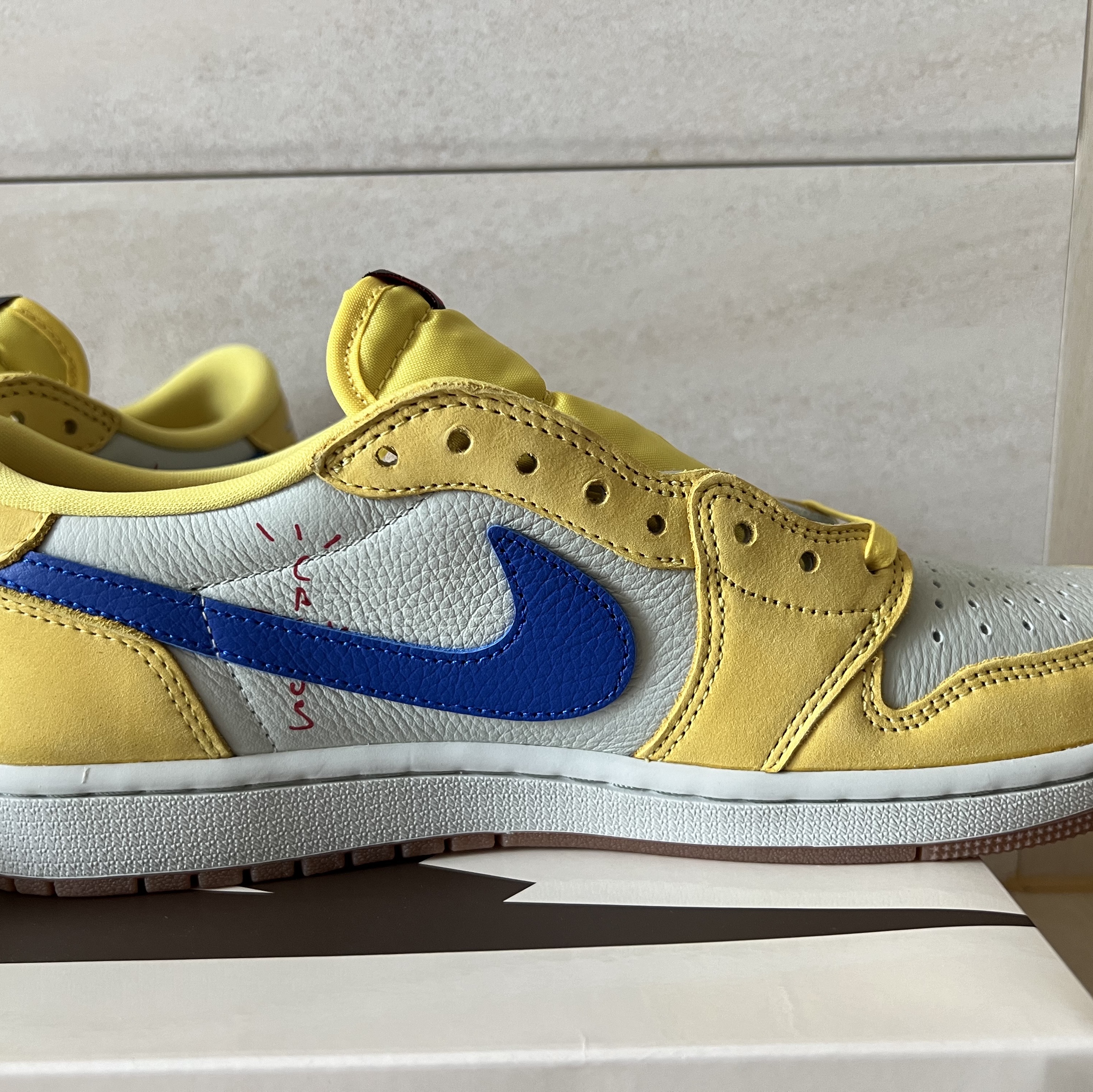 (W) Jordan 1 x Travis Scott Retro Low OG SP Canary 착용 스타일 - 4