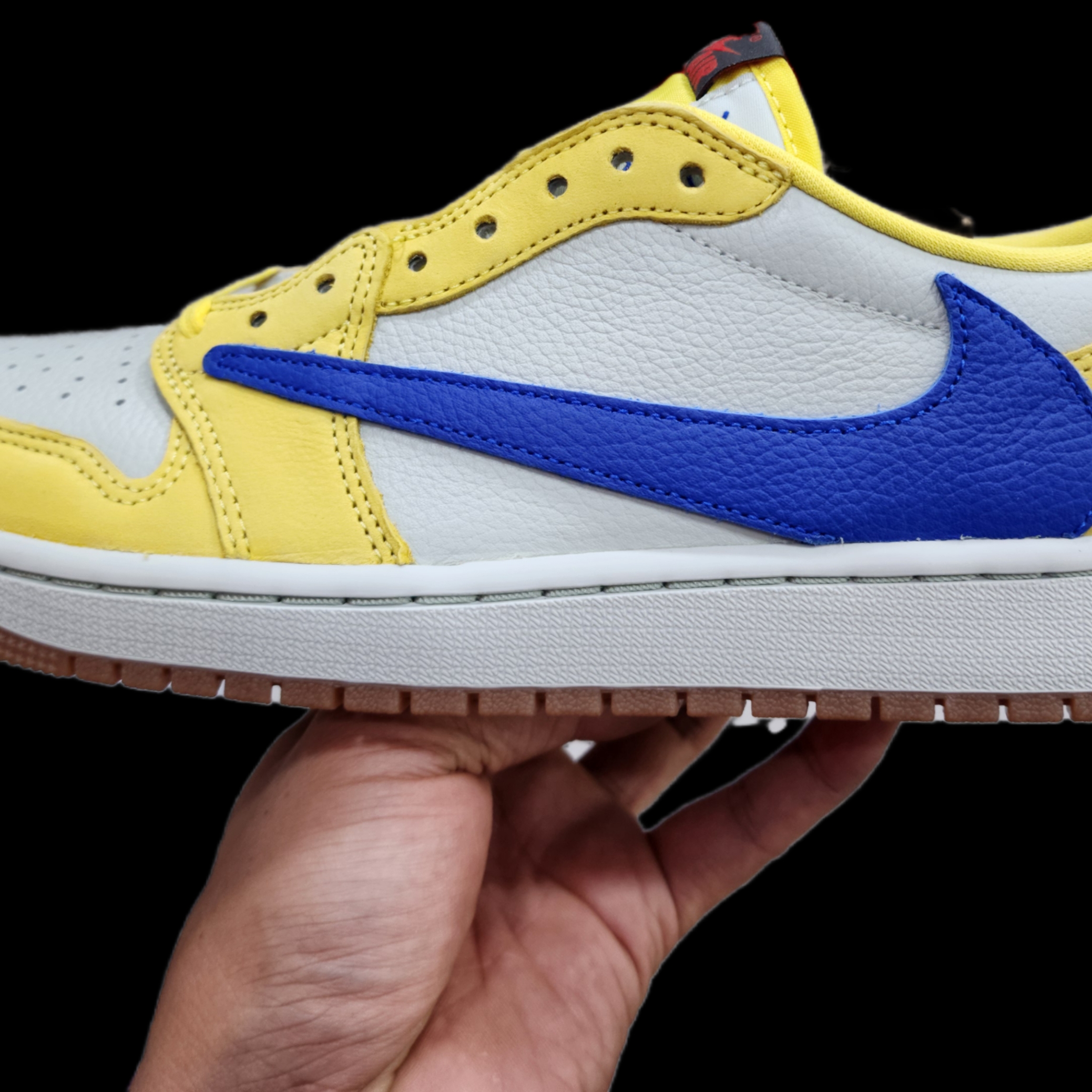 (W) Jordan 1 x Travis Scott Retro Low OG SP Canary 착용 스타일 - 4