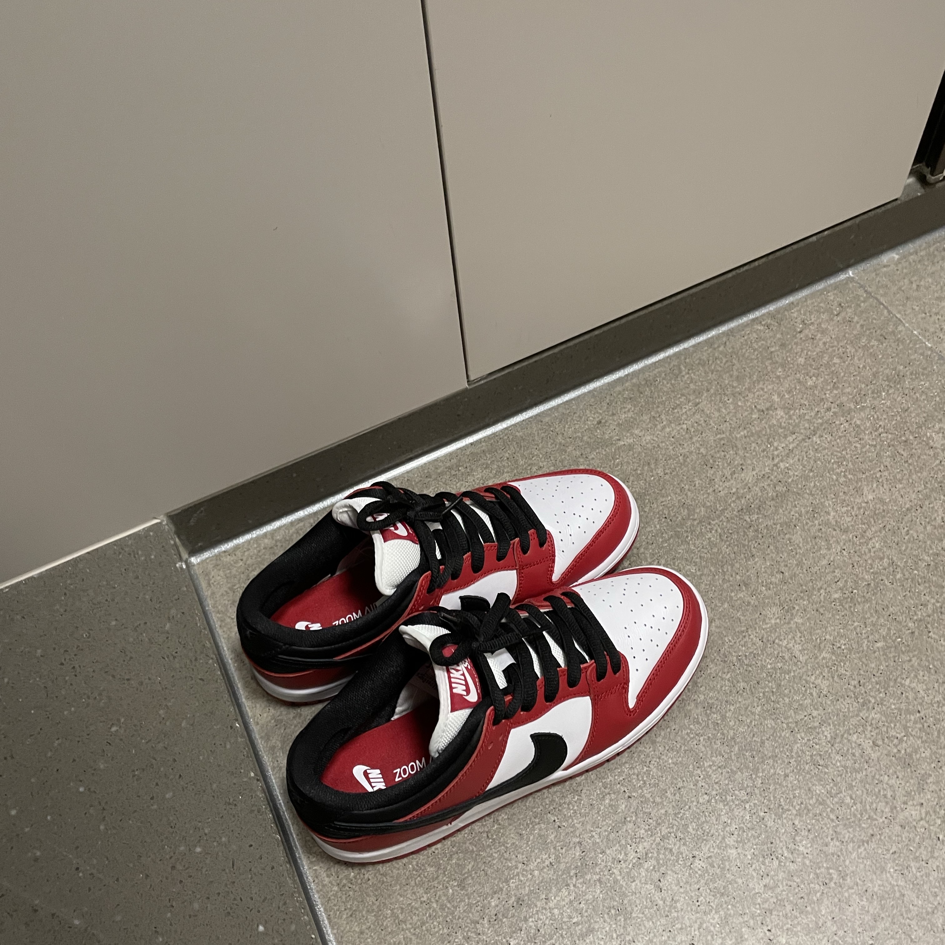 Nike SB Dunk Low Pro Chicago, Play Comme des Garcons Red Heart T-Shirt Black 착용 스타일 - 1